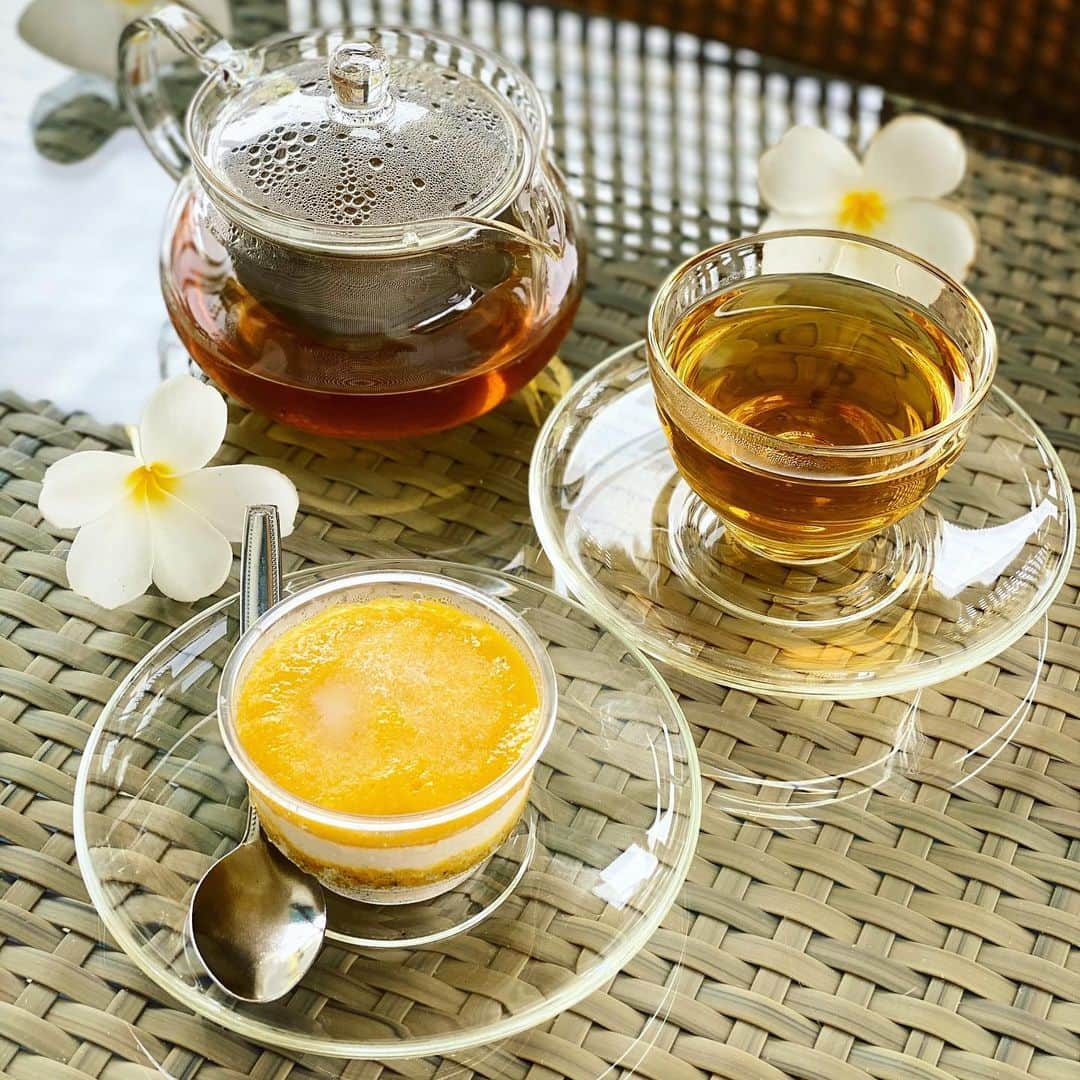ヴァレンティナ・ゼリャヴァのインスタグラム：「Today I’m starting my day with a cup of herbal tea and raw dessert The Beach by @dobrawcafe 🌴 🥭  This is one of my favorite desserts 😋 it’s made of cashew, mango, passion fruit and natural sweetener.  Plant based life style is amazing because you can enjoy delicious meals and desserts like this one even for breakfast 😉🍎🥑 • • #plantbased #dobrawcafe #retreatsamuiartursita」