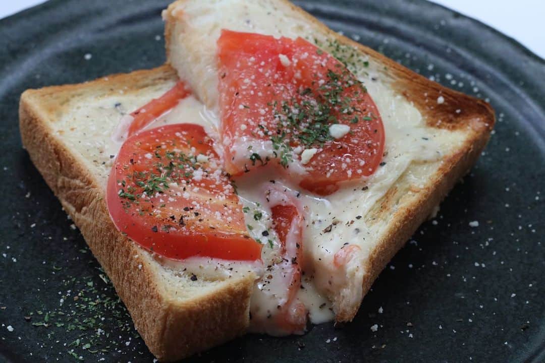 高井直子さんのインスタグラム写真 - (高井直子Instagram)「🍞 朝食はトースト。 ゴロセットトリュフチーズに トマトをのせて🍅 アイスコーヒーの季節になったので 常時冷蔵庫で冷やしてるよ。 #おうちごはん  #朝ごはん」5月10日 11時55分 - naokotakai