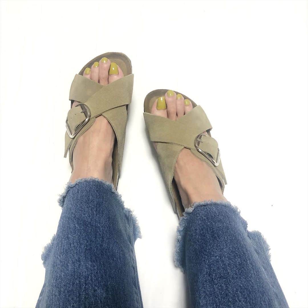 のインスタグラム：「▫︎〈BIRKENSTOCK〉 BY別注のビルケン履いて早く出かけたいな〜  メンズサイズもあって旦那さんも気に入ってたから買ってあげようかな🤔 5月下旬頃に発売予定です🌴  #birkenstock #beautyandyouth #ビルケンシュトック」