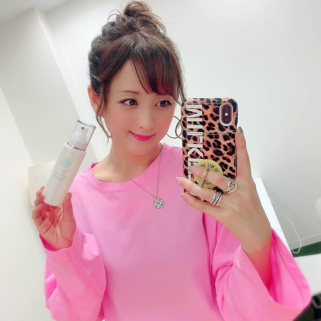 小松彩夏さんのインスタグラム写真 - (小松彩夏Instagram)「﻿ おこもり美容でこれまで以上に﻿ スキンケアに時間をかけている小松です😜﻿ ﻿ やっぱり時間をかけると﻿ お肌も応えてくれる気がする‼️✨﻿ ﻿ 今はなかなか会いたいときに、会いたい人に会えないけれど、また会える日のために前よりも自分に自信を持ってるように、今はせっせと前向きに頑張る時間にしています☺️﻿ ﻿ イベントでみんなに会うときにも﻿ キラキラした自分でいたいからね😉✨﻿ (早くイベントしたい😭❤️)﻿ ﻿ 使っている化粧水は？っていう質問をよくいただくのですが、最近の基礎化粧品は『SiNTO』をライン使いしています✨﻿ ﻿ それにプラスしてパックや、拭き取り化粧水やアイクリームを使っている感じです😉﻿ ﻿ スキンケアって無限にできちゃうよね🤣﻿ ﻿ 『SiNTO』のコンセプトは「美肌菌」✨﻿ ﻿ 美肌菌とは肌に元々存在している皮脂常在菌で、美肌には欠かせない菌として世界的に注目されているんです‼️﻿ ﻿ 私は洗顔→ミスト状美容液→化粧水→美容液→クリームの順番で使っています😊﻿ ﻿ 特にオススメはミスト状の美容液💕﻿ お風呂上がってスグにシュッと拭きかけると瞬時に潤いを与えてくれます✨﻿ ﻿ ミストタイプなので、お仕事の合間の乾燥が気になるときなどメイクの上からもシュッとしちゃいます😜お肌が生き返る感じ✨﻿ ﻿ 私はもともと敏感肌なので、使う化粧品は本当に気を付けているのですが、無添加なのでこちらは安心して使えます💕﻿ ﻿ 香りもいいからスキンケアをしているだけで、癒されますよ🥰﻿ ﻿ 本当に香りって大切❤️﻿ ﻿ 今度はオススメのアロマとか﻿ おうちの癒しグッズも紹介しようかな😊🌸﻿ ﻿ おうち時間一緒に楽しみましょうね😉💕﻿ ﻿ @sinto_official.jp﻿ #SiNTO #SiNTOで菌トレ #シント #菌トレ#菌活 #菌活コスメ #美肌菌 #美肌 #健康肌 #美容 #コスメ #スキンケア #基礎化粧品 #PR  #化粧品 #ビューティー #コスメ好き #コスメ好きさんと繋がりたい #コスメマニア #エイジングケア #マッサージ #おうち時間 #StayHome  #StayAtHome #おこもり美容﻿」5月10日 12時06分 - official_ayaka_502