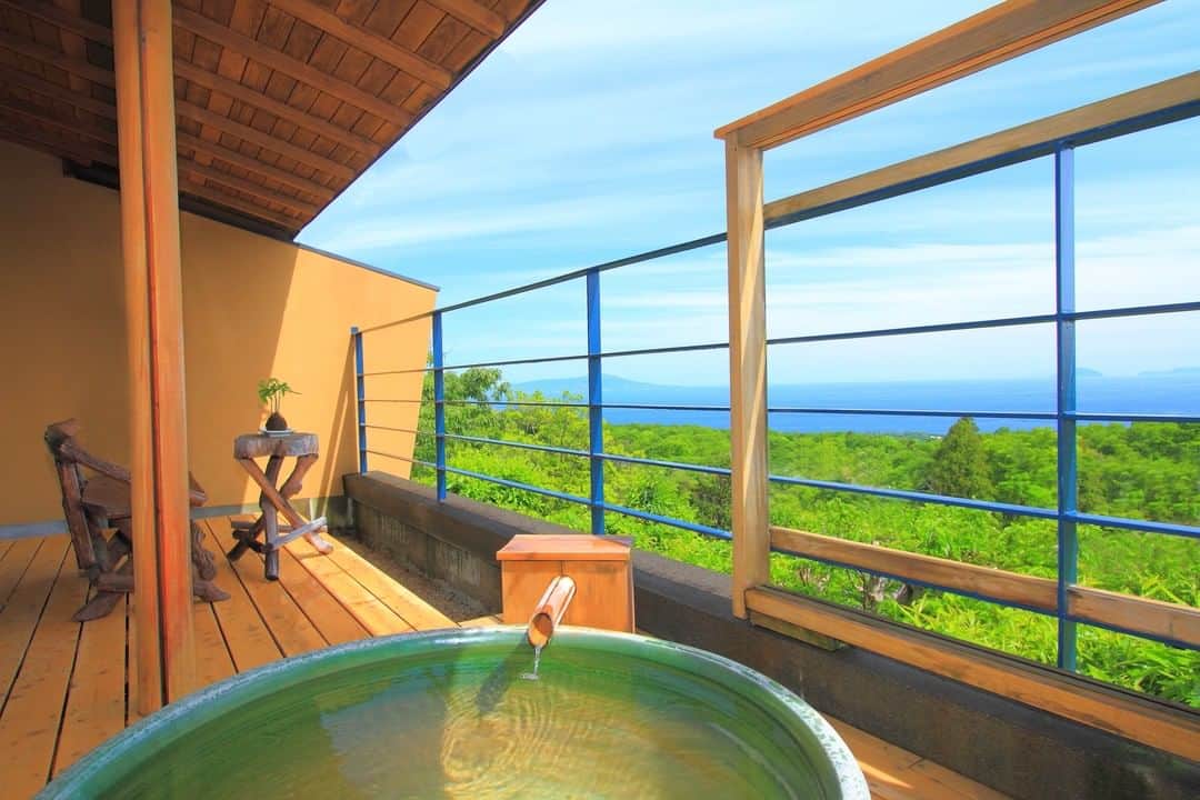 のインスタグラム：「【温かみの溢れる全6室の湯宿】 . 📍絶景の癒しの湯宿 茄子のはな / 静岡県 . 客室のテラスには、海を望む絶景の温泉露天風呂。海と緑の木々の絶景が広がります。  お食事は伊豆の味覚と地場の恵みにこだわった創作和会席。食材選びから、料理をお出しする瞬間まで、食を通じたぬくもりと幸せを届けてくれます。  きめ細やかな気遣いと真心ある接客、心温まる和空間で、ぬくもりに心和む時間をゆっくりとーー。 . #絶景の癒しの湯宿茄子のはな #静岡県 #茄子のはな #静岡旅行 #伊東市 #伊豆旅行 #伊東温泉 #露天風呂付き客室 #オーシャンビュー #おうち時間 #おうちで旅行気分  #国内旅行 #週末旅 #週末旅行 #大人の休日 #記念日旅行 #誕生日旅行 #温泉旅行 #旅館 #温泉旅館 #ホテル #ラグジュアリーホテル #リゾート #リゾートホテル #旅スタグラム #旅行好きな人と繋がりたい #unknownjapan #japantravelphoto」