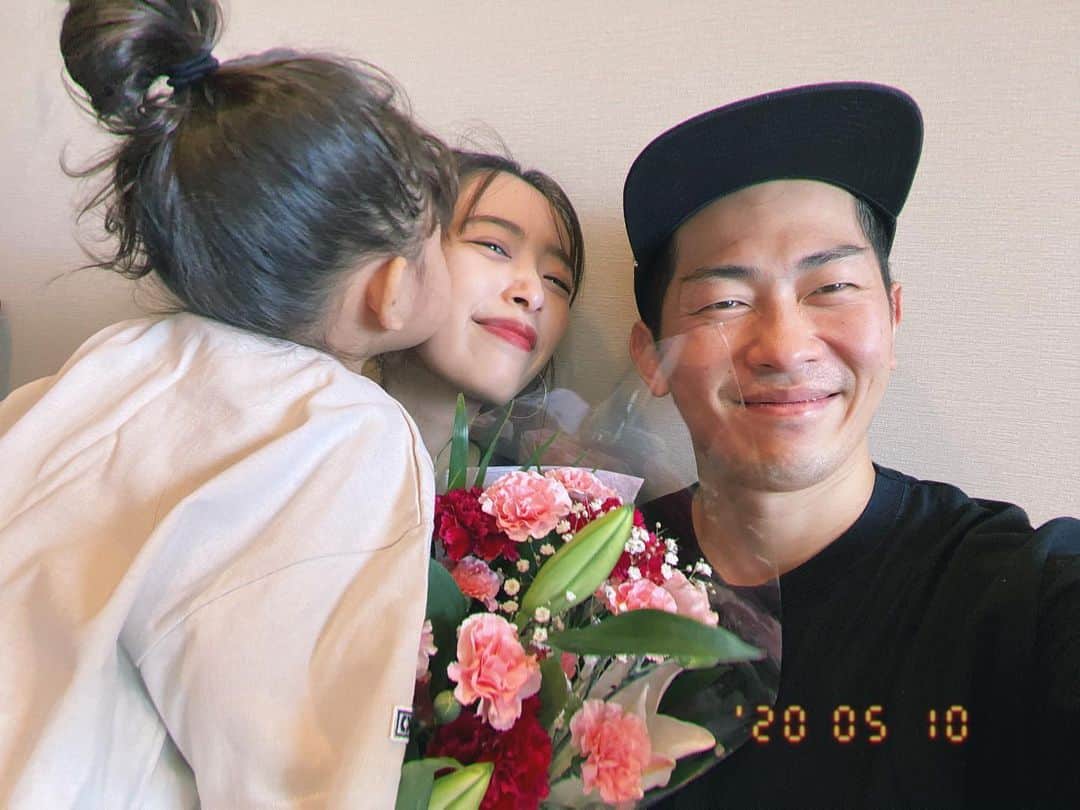近藤千尋のインスタグラム：「mother's day🌹 お花が届きました😭❗️❤️ とあみうからだよ~☺️って😭 ママにしてくれてありがとう😭  嬉しい！写真撮りたい！と ３分でメイクしました。笑💄  恥ずかしそうに十愛が ママいつもありがとう❤️ と言ってくれて嬉しいの通り越してもう…🤦🏼‍♀️」