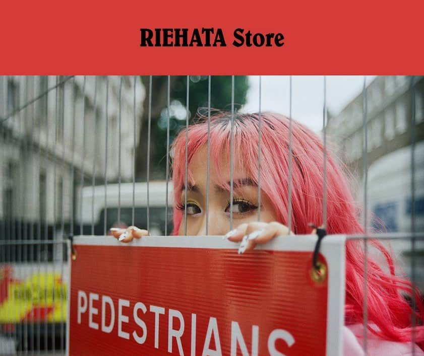 RIEHATAさんのインスタグラム写真 - (RIEHATAInstagram)「Resale now🎉🎉🎉 オンライン販売開始しました〜！！ グッズも数量限定ですがオンラインに入荷したので是非ゲットしてください❤️🌹 プロフィールにもリンク貼りました🙆‍♀️ https://www.riehatastore.com/ link in my bio International Available📕  #RIEHATARed  #MyFirstArtBook #Shirts #Bag  #riehatastore  Happy Morther's Day🎉💐💐💐」5月10日 12時06分 - riehata