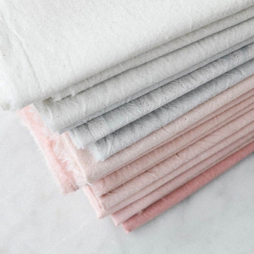 ローレン・コンラッドのインスタグラム：「I’ve been experimenting with natural dyes this week. I used avocado pits and skins for pinks and cabbage for blues. Next I’m going to try black beans. Any other recommendations?」