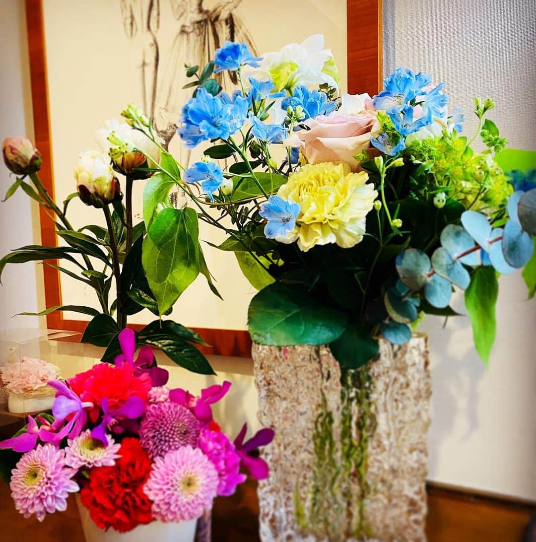 のインスタグラム：「Mother's Day👩‍🦱💐💕✨🌈 . . いつも有難う…❤️ . . 何事もとことん突き詰めて極める母。 本当に尊敬するし、憧れの存在。 母の様にいつかなりたいなぁ… いつまでも元気でいてね😌 . . #母の日　#mothersday  #書道　#茶道　#家事　その他色々 #完璧　にこなしてる👩‍🦱 #今年　から　#お花　が２つ✨ 良かったね🥰」
