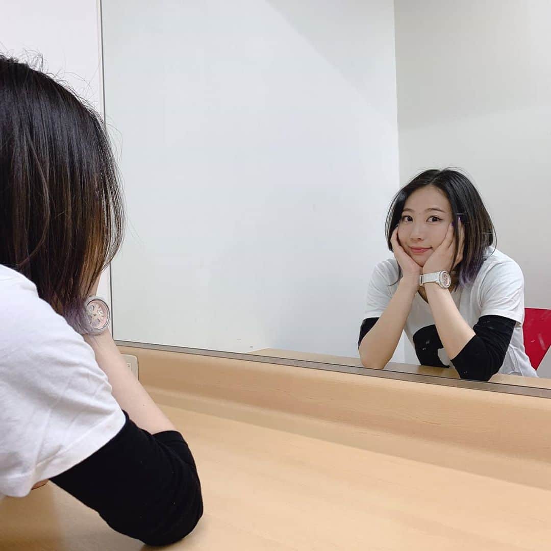 安済知佳のインスタグラム：「番組ラストイベントまであと10週  #安済知佳いちかばちか #ちかちか  #カウントダウン #鏡越し #おわかりいただけただろうか #シャツ変えてる #フレッシュなホワイト」