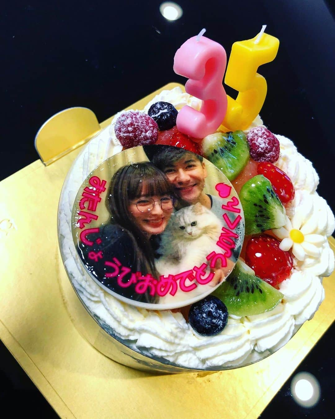 JOYさんのインスタグラム写真 - (JOYInstagram)「先月３５歳を迎えた僕を麻衣ちゃんがお祝いしてくれました🎂🎉✨ ありがとう麻衣ちゃん！！ 共に過ごす毎日が本当に幸せですが、この日はさらに格別の幸せを味わう事が出来ました✨  #誕生日の写メ #UPするの遅過ぎ問題 #この前まで渋谷でギャル男だった俺 #気付けば３５歳 #時間の経つ早さ鬼 #しっかりおじさん #大好きな麻衣とこれからも何度も誕生日を祝えたらいいな #産んでくれた母 #愛してくれた父 #みんなに感謝です #hbd」5月10日 12時17分 - joy.official