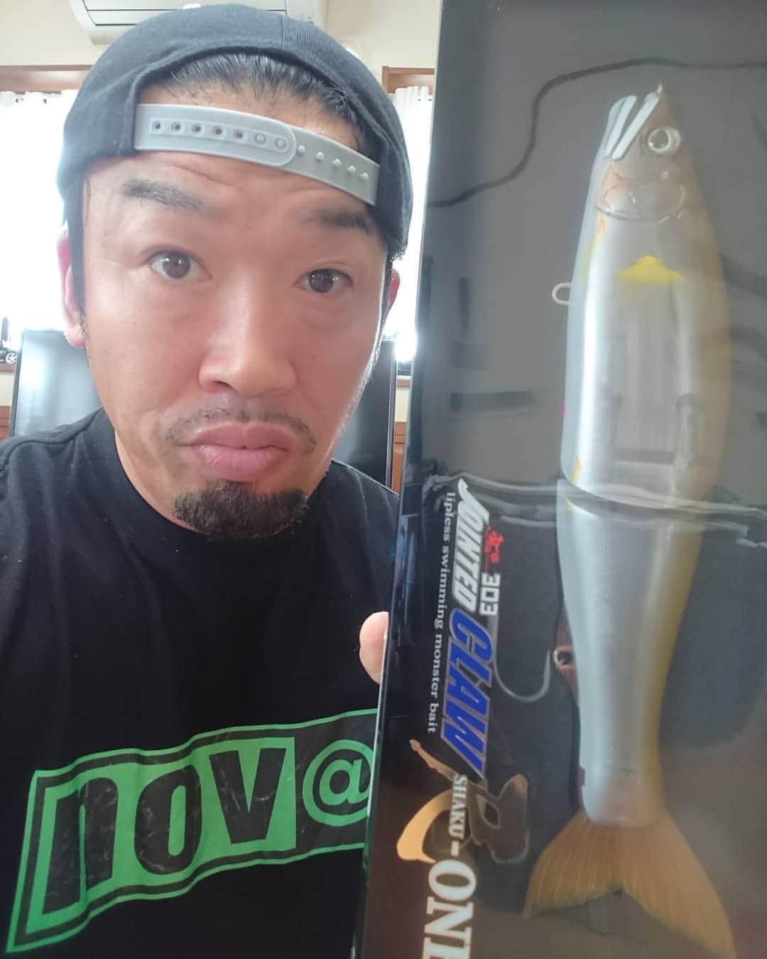 武蔵のインスタグラム：「以前GAN CRAFTの平岩くんから貰った尺ONE。  まだ世に尺ONEが出る前か、出たばかりの頃だったと思う。  なんか使うのがもったい無くて待機させてだけど、そろそろ出撃させようかと思ってたらコロナ。  こいつも出撃の時を伺ってるだろう！  落ち着いたらこいつでモンスターを狙いに行くのが楽しみです！  #武蔵 #尺one #gancraft #釣り #ルアー  #fishing  #nofishingnolife  #lure  #monster」