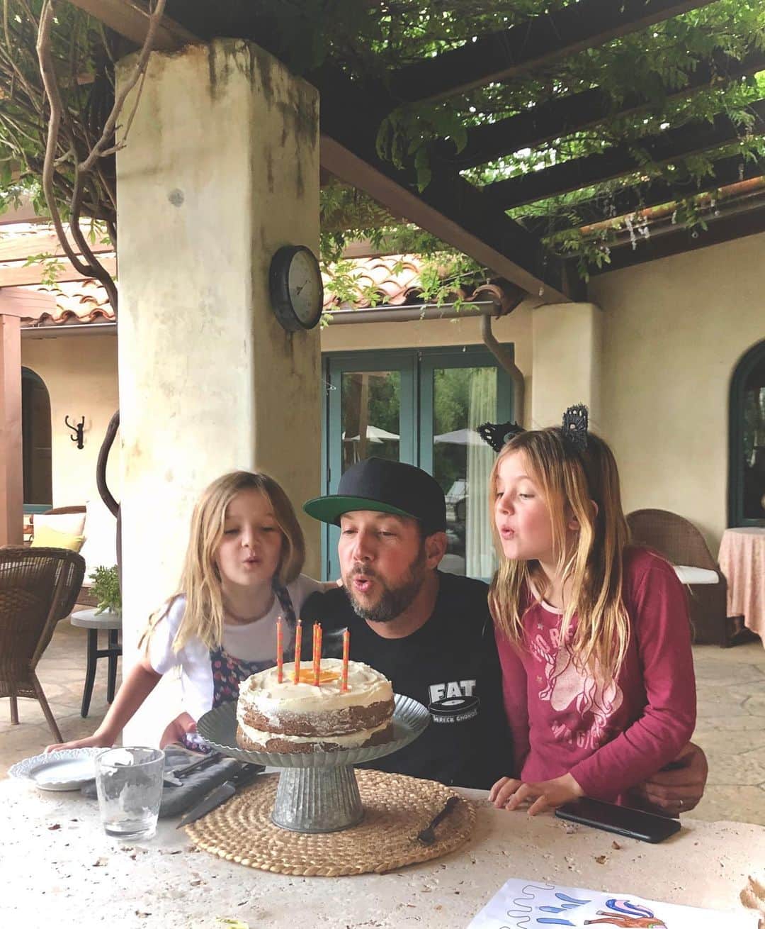 のインスタグラム：「Birthday quarantine style. Thanks for all the kind words and messages.  I had a great day! Played some golf this morning, shot a 79 (my birth year!!). Followed by a great bbq dinner with the family.  Delicious carrot cake made by Grandma and Lennon... So yummy. A big thank you to all the fans out there.  I love you all.  Thank you for allowing me to live my dream and to pursue my art. I can’t wait to show you what we have in store for you next.  Here’s to another year.  #41derful」