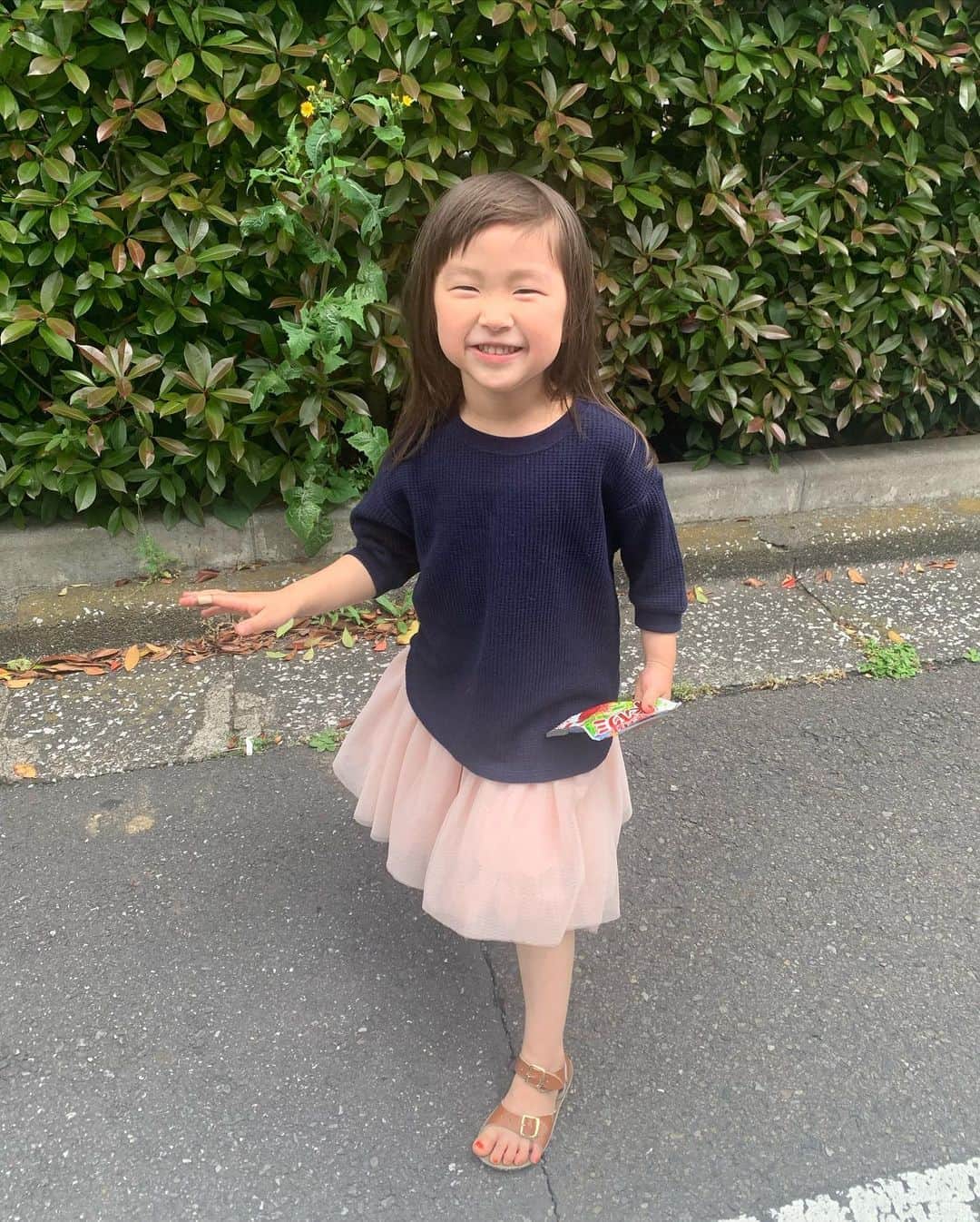 坂本美雨さんのインスタグラム写真 - (坂本美雨Instagram)「グミ買ってもらってご満悦の7:3分け。 8:2か？  かぁさんもだんだんと影響されてきた…あぶない。  #4歳9ヶ月　 #今日のなまこちゃん」5月10日 12時34分 - miu_sakamoto