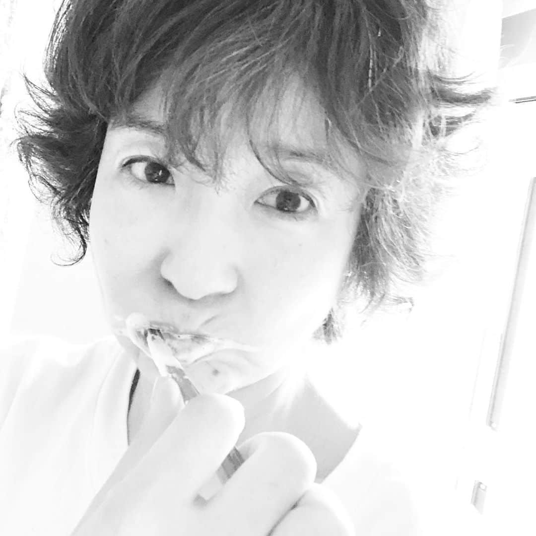 藤田朋子さんのインスタグラム写真 - (藤田朋子Instagram)「おはよ。 日曜日。  昨日は楽しい事がありました。 顔付きが違う。 そう勝手に思ってメーメイクですが 初めて朝 鏡を見てる私をパチリ。  きっと同じ気持ちの人がいる。  何があったか？は また報告します🎭  #朝のルーティン #歯磨き #すっぴん #寝起き #女優 #ぼっさぼさ #おはよう #そして母の日」5月10日 12時36分 - chiendormant