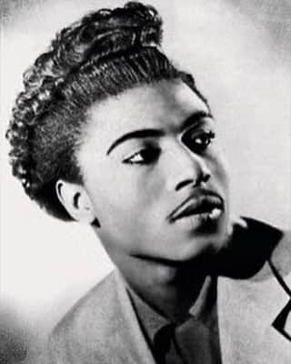 サーシャ・グレイのインスタグラム：「THE KING of rock n roll. Rest In Peace Little Richard 💜💜💜 No question.」
