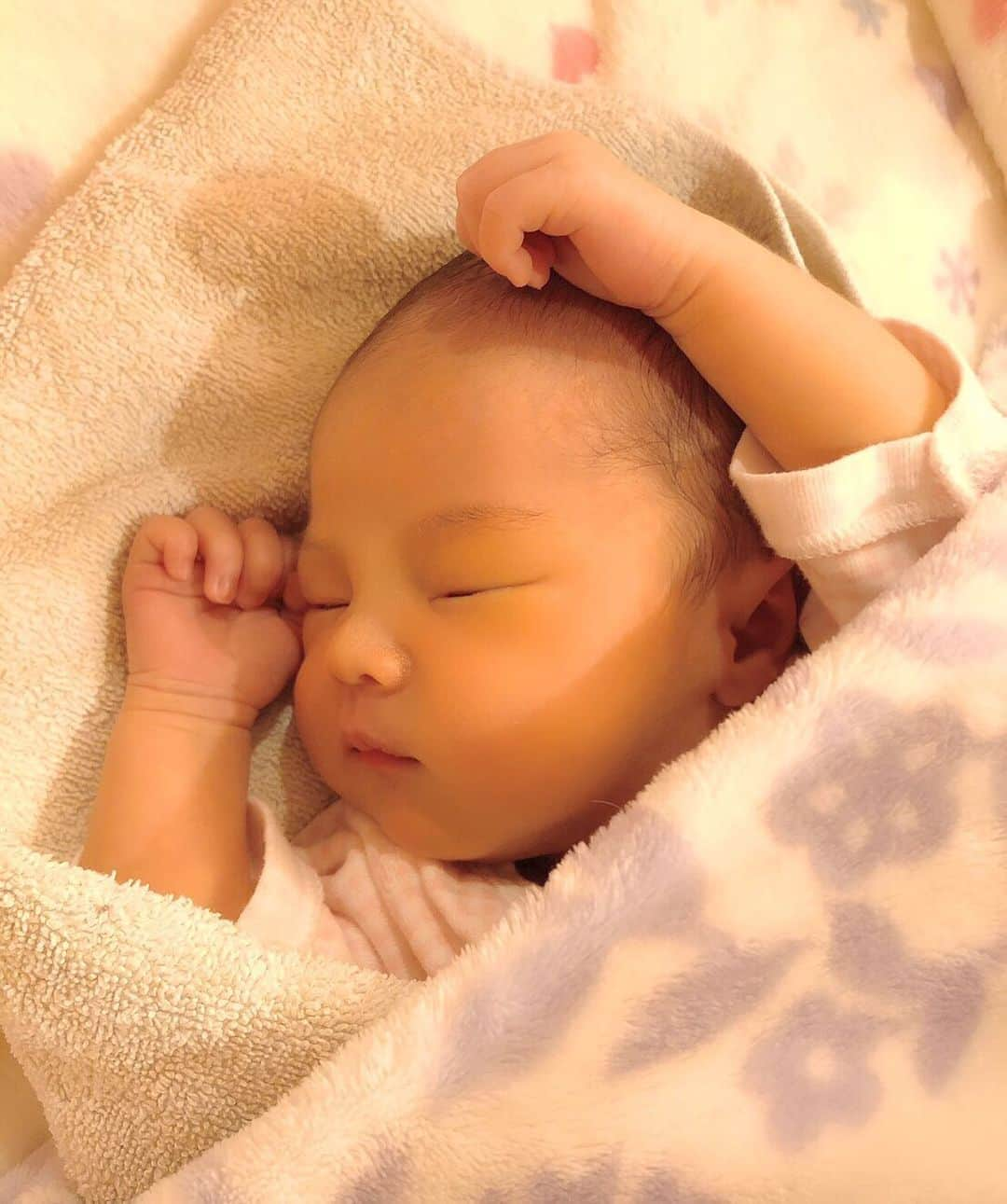 上原さくらのインスタグラム：「可愛い寝顔❤️ #baby #babygirl #赤ちゃん #新生児 #寝顔 #寝顔は天使」