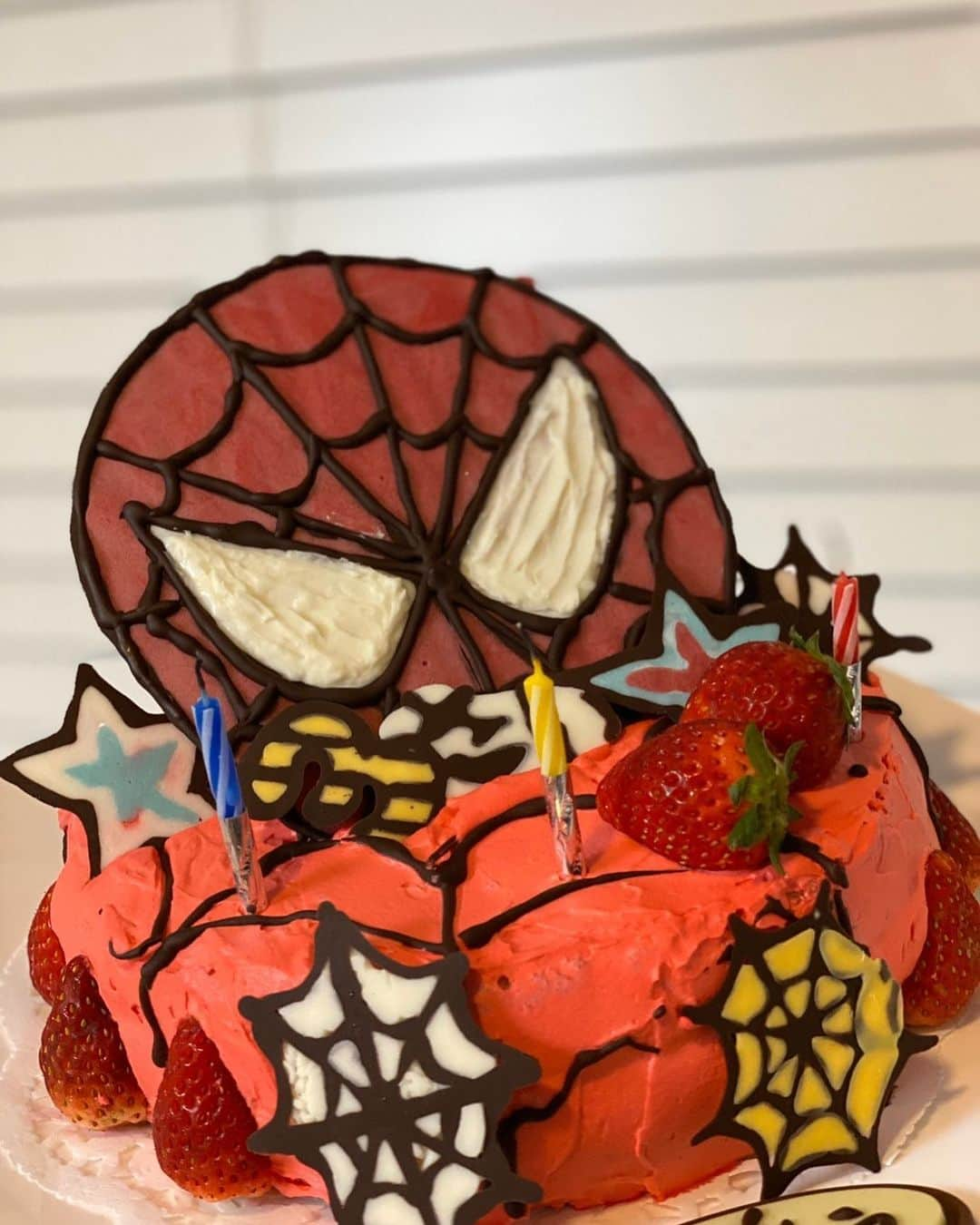 中越典子さんのインスタグラム写真 - (中越典子Instagram)「スパイダーマン🕷ケーキ🎂‼︎‼︎‼︎‼︎‼︎‼︎ 先日、友人が息子の誕生日に届けてくれました😭😭😭🥰🥰🥰 素晴らしい手作りケーキ！ ドラマ特捜9の私が演じるみちこちゃんも羨む完成度‼︎‼︎‼︎‼︎ ありがたいです❣️❣️❣️ もう３歳かぁ、、、 三つ子の魂百まで、と言うので、嬉しい楽しい事して、沢山の思い出つくろう！ #ケーキ #パティシエール #スパイダーマン #特捜9」5月10日 12時44分 - nakagoshi_noriko.official