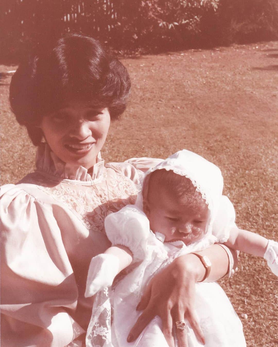 アン・カーティスのインスタグラム：「To our beautiful mother, Happy Mother’s Day 🌸 I’m so happy I get to spend so much time with you as I begin my own journey as a mother. Having you by my side has been heaven 🥰 Thank you for all of your help mama and allowing us to take over your house (the living room has become Dahlia’s extended bedroom 😂) Thank you for being an amazing mother to all of us and now, an extra sweet loving Lola to Dahlia Amélie. I love you! @carmcurtissmith」