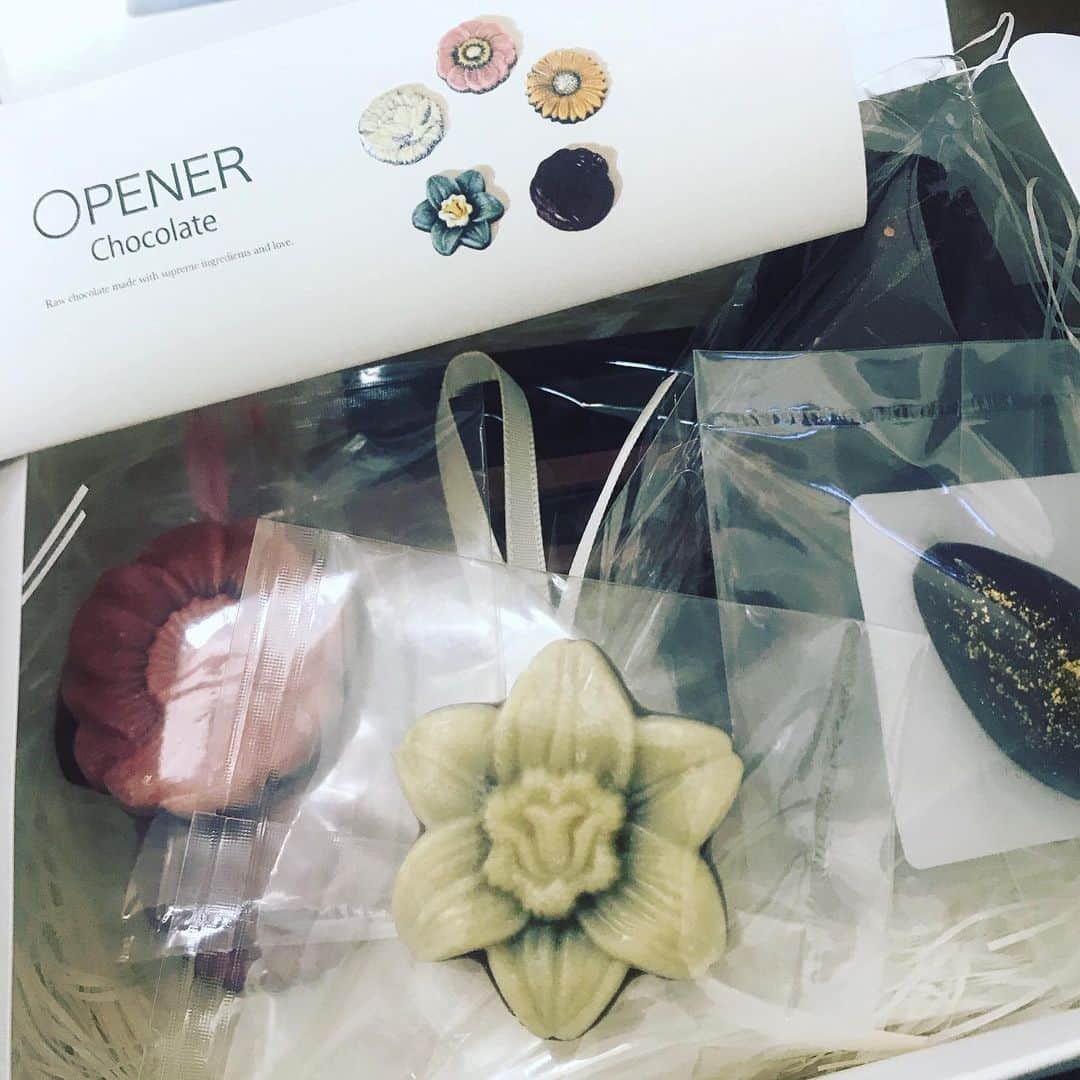 五十鈴ココのインスタグラム：「不思議なお友達がいます。 チョコレート職人🍫 @openerchocolate 。  彼女の生み出す 作品たちは 原材料から全てこだわっていて。 一つ一つのチョコレートに メッセージが込められているんだ。 研究熱心で 赤ちゃんみたいな 柔らかい柔軟性で 新しい事にも果敢に挑戦していく 姿勢に いつも刺激を貰っているの。  あたしがオープナーチョコのファンなので 大切な人達へのプレゼントなどでも 使わせて頂いて おるのじゃ。  大切な人を大切な人に繋げるのが 好きで、ただのお節介おばさんだけど笑🤣  そこでまた、happy が 増えると あたしも嬉しいね😊🍫 大切なのは、言葉でも 距離でも 学歴でも 年齢でも 性別でもなくて ほんとに 空気感でしかないよね。  あたしは たまに そこに甘え過ぎてしまい、友情でも家族でも仕事でも恋愛でも 自分勝手になってしまうのだけどね💦  そんな 大切な仲間です。 んなわけで 今回も、ステキなチョコレートを オーダーさせてもらったよ。  美味しすぎるから 勝手にシェアしてしまいました笑  いつか、ポップアップショップも やってー😊🍫♥️」