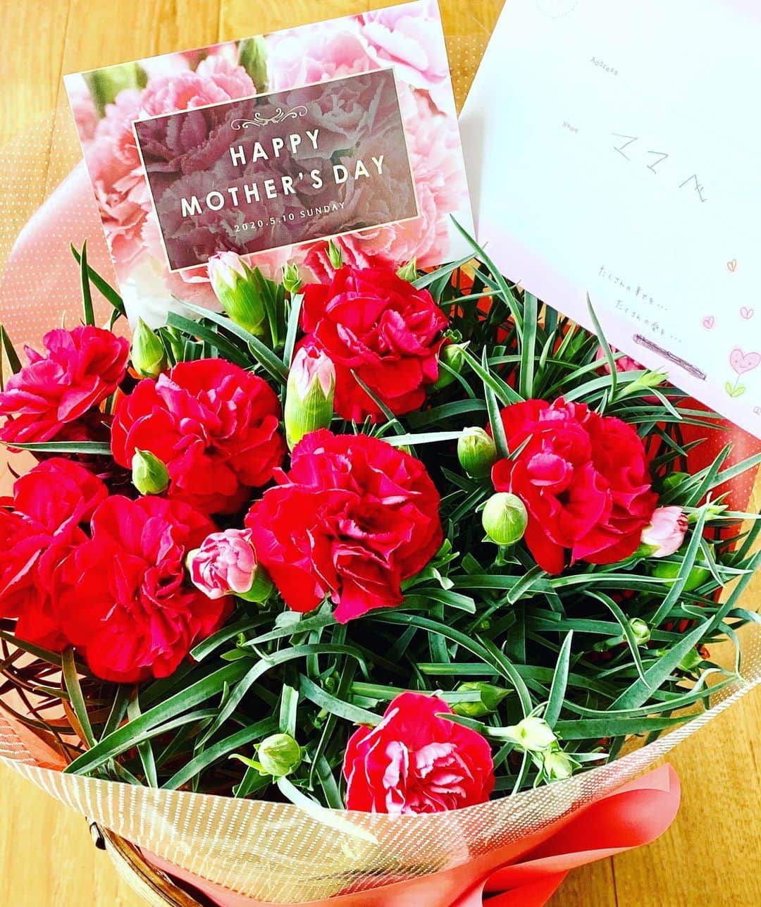 佐藤弘道さんのインスタグラム写真 - (佐藤弘道Instagram)「今日は母の日。 天国の母に手を合わせました。  息子たちは妻に花とメッセージを用意してくれていました。 優しい男たちです(^^) 全国のお母さん、いつもありがとう♡  #母の日 #ありがとう #佐藤弘道」5月10日 12時56分 - satouhiromichi023