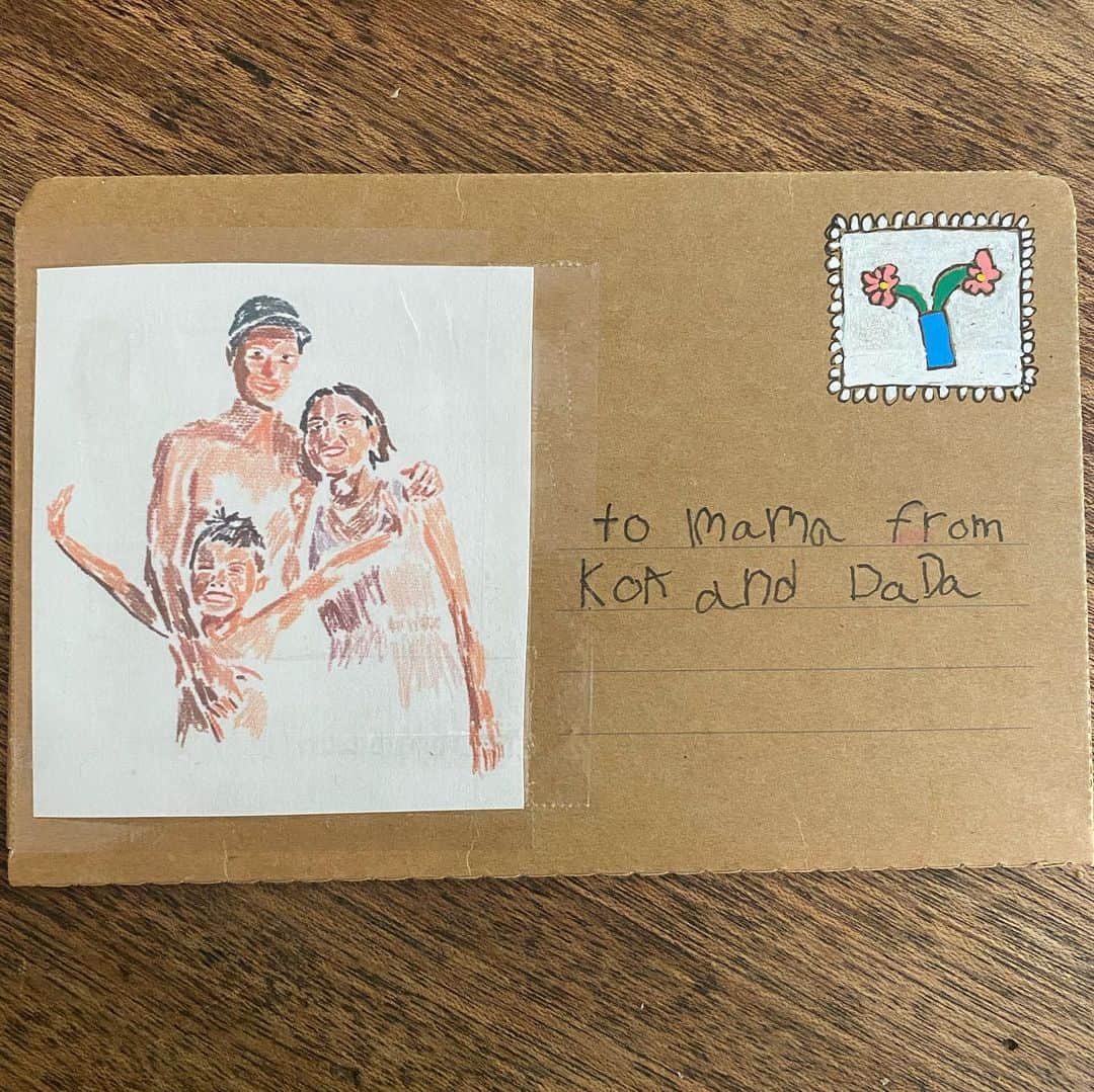 桃生亜希子のインスタグラム：「起きて、下に降りたら2人からカードのプレゼント🎁🤍 ﻿ ﻿ 　かわいい😍﻿ ありがとう😊﻿ ﻿ 　世のお母さん、みんなお疲れ様！﻿ ありがとう🌞﻿ ﻿ 　#happymothersday #mothersday ﻿ #母の日プレゼント #母の日﻿ @miyufukada の撮った家族写真」