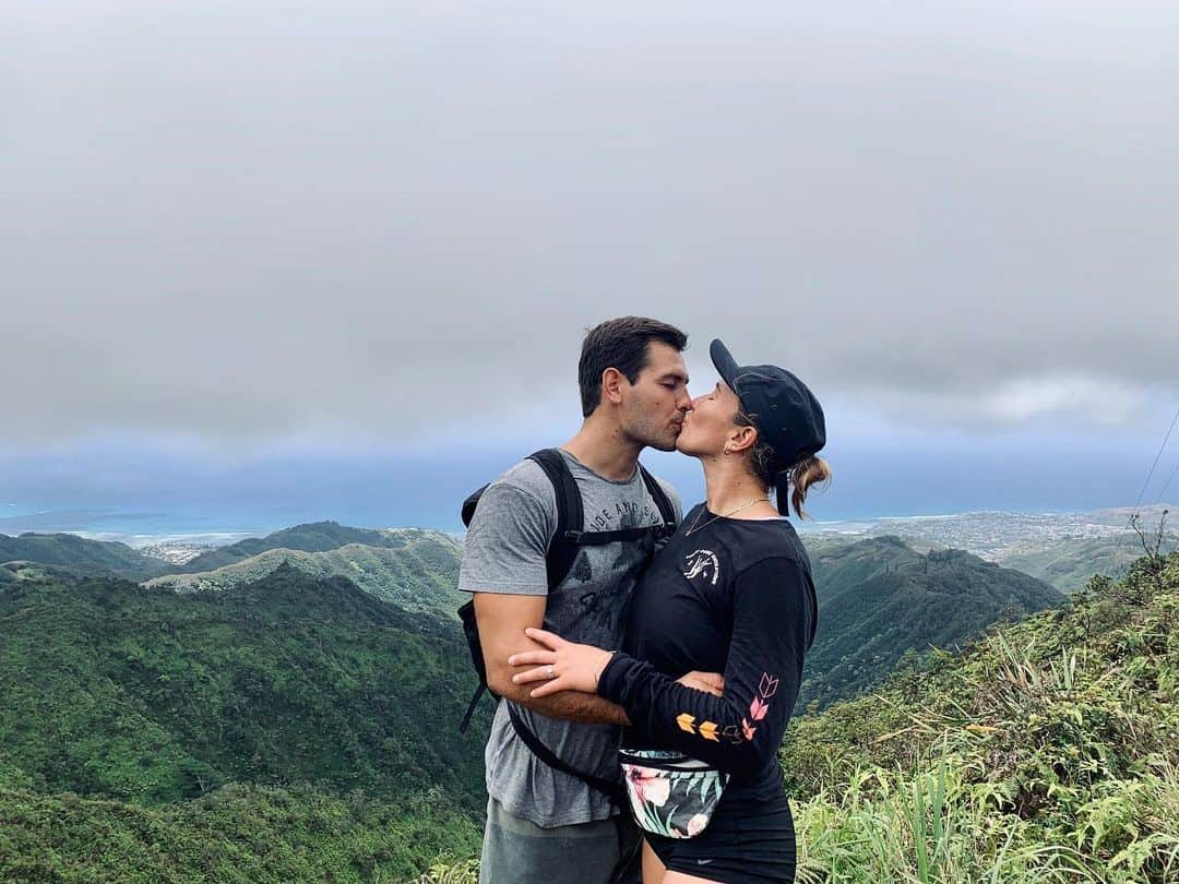 カリッサ・ムーアのインスタグラム：「Head in the clouds ☁️☺️ Happy hiking with this guy 💛」