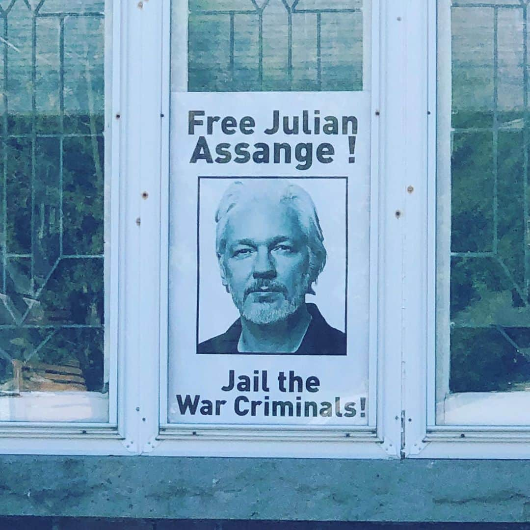 アイオン・ベイリーさんのインスタグラム写真 - (アイオン・ベイリーInstagram)「This man should win the Nobel Peace prize for ‘Wikileaks’ his portal of transparency, but instead he’s in solitary confinement. Why you ask? Because we live in upside down inside out world. Thankful to see someone sporting this message in the front  window of their home. #freejulianassange #freejulianassangenow #wikileaks “lights on, rats out” -JA」5月10日 13時06分 - baileyeion