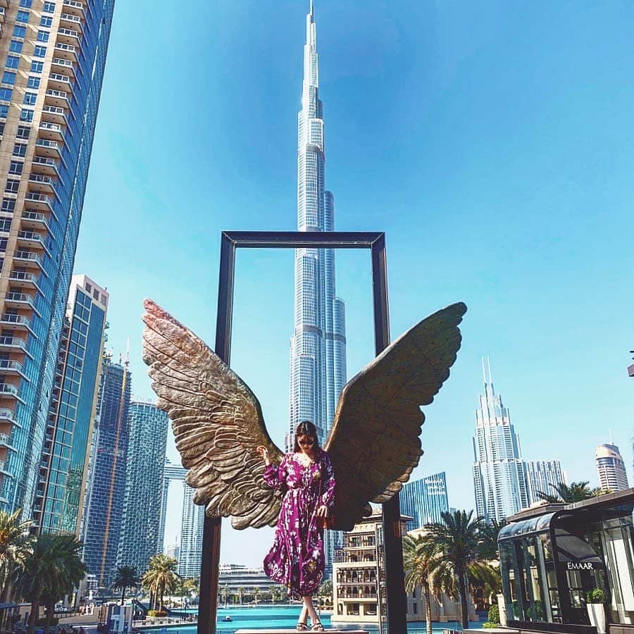 清水彩子のインスタグラム：「今しか出来ない事は今やらないと手遅れになるよね⏳  今だからこそやりたい事が沢山あって🤔悩んでる間に時間が過ぎてしまうから早くやらないと❗️何個出来るかなぁ⏳  #やれる時にやっておかないと、後で後悔する事の方が多い。 #早いか遅いかは自分次第  #モタモタしてたら追いてかれちゃう  #dubai #trip#旅行#✈️ #ドバイ #インスタ映え #羽 #いつしかの写真シリーズ」