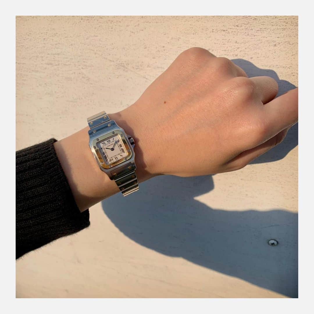 HIROBさんのインスタグラム写真 - (HIROBInstagram)「-my watch introduction﻿-﻿ ・staff N ・手首周り / 14.5cm﻿ ﻿ ・vintage Cartier/ Santos﻿ ・size / 縦2.5cm × 横2.4cm﻿ ﻿ ・選んだ理由﻿ “Cartierの原点Santos”と紹介されている記事を読んでサントスに興味を持ちました。 女性的なイメージが強いCartierですが サントスは少しスポーティーなイメージもあって、そこも気に入ったポイントの一つ。  更に80年代のサントスは控えめでクラシックさも兼ね備えているんです💁‍♀️ レトロな雰囲気を持つベージュの文字盤に 小ぶりで控えめなローマインデックス。 現代のものより少し細めなブレス。  主張しすぎないゴールドはちょっとドレス要素もあり普段の装いをグッと引き締め、気持ちをシャキッとさせてくれる。  とっても魅力的なんです◎  ルイ・カルティエがサントス・ドゥモン☕️のためにデザインした腕時計。 知れば知るほどロマンのある時計だと思います。 -----------------------------------﻿- ECサイト"BAYCREWS STORE"のHIROBでも、﻿ 様々な時計を取り扱いがあります。是非ご覧ください！﻿ https://baycrews.jp/brand/detail/hirob﻿ -----------------------------------﻿- ﻿ #hirob﻿ #baycrews﻿ #vintagewatch﻿ #antiquewatch﻿ #﻿Cartier #﻿Vintage Cartier #﻿Cartier santos #Vintage Cartier santos #mywatch﻿ #introduction﻿ ﻿ #ヒロブ﻿ #ベイクルーズ﻿ #ヴィンテージウォッチ﻿ #アンティークウォッチ﻿ #﻿ヴィンテージカルティエ #﻿カルティエ #﻿カルティエサントス #サントス #ヒロブスタッフ愛用﻿ ﻿ #stayhome﻿ #おうち時間﻿」5月10日 13時16分 - hirob.jp
