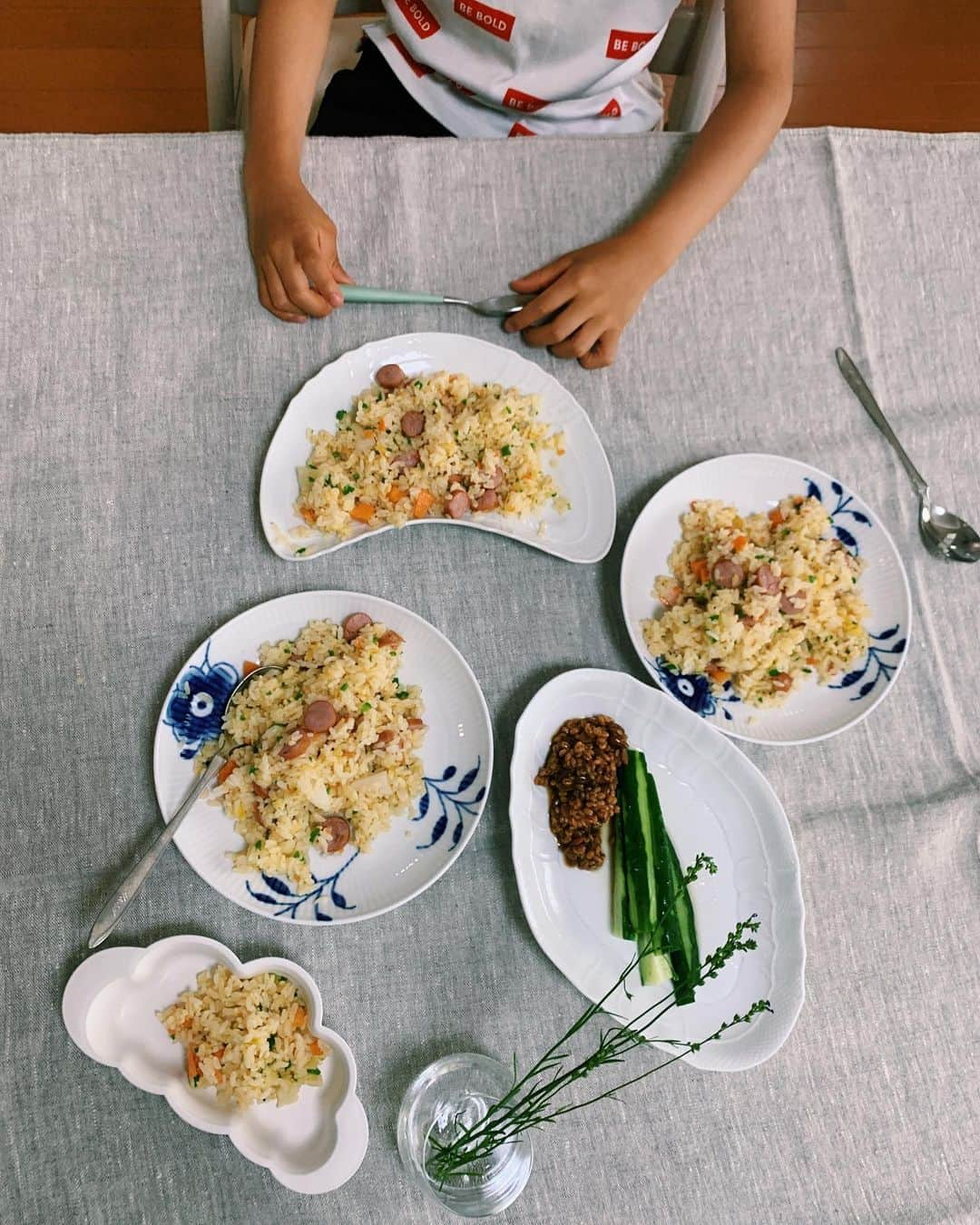 ayu kagawaさんのインスタグラム写真 - (ayu kagawaInstagram)「happy mother's day🌹 朝から、今日は僕がお母さんになるー！と大張り切り！👦🏽 （NHKのはなかっぱで主人公が母の日にしていたみたい🥳） お散歩中に抜いてきた雑草wとお手紙をサプライズでプレゼントしてくれて💌 掃除機をかけて妹の歯を磨いて妹と遊んでゴミを捨てて、お昼ご飯にパパと炒飯を作ってくれた🥺  炒飯を食べ終わると同時に、お母さん疲れたー！おわりー！と言って遊びに行きました笑 朝から大騒ぎ🤪 小さなお母さんのお陰で最高の日になった🥺有難う💓 #happymothersday  #mothersday#母の日」5月10日 13時20分 - ayuyunyun