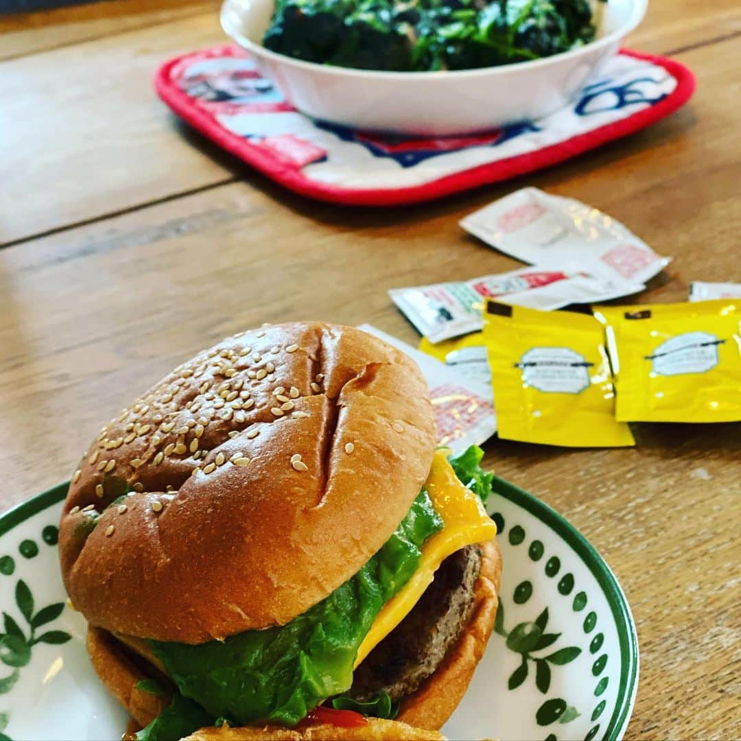 安倍吉俊のインスタグラム：「コロナが始まってから初めてのUber eats。フレッシュネスのアボカドバーガー」