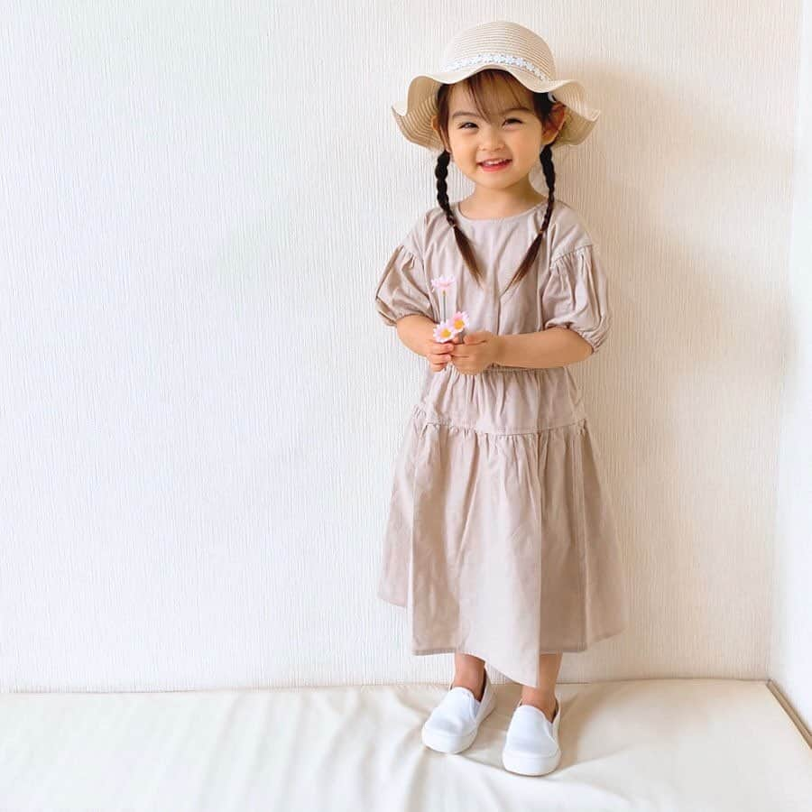 かわいいベビー服・子供服Babychuさんのインスタグラム写真 - (かわいいベビー服・子供服BabychuInstagram)「【最大80%OFF⭐️母の日セール開催中🌹】 . 母の日セール、にぎわっています😘 なんといっても👏 今年の夏の新作がお得💓 サマーワンピ売れてますよ～👗 . 🌈バルーン袖☆コットンワンピース/ベージュ SALEプライス：1,600円+tax . 🌈レース切替え♪コットンシャツワンピース/オフホワイト SALEプライス：1,840円+tax . 🌈フルーツシード♪ギャザーワンピース/パープル SALEプライス：1,840円+tax . 🌈ラウンドフリル☆フルーツ刺繍ワンピース/オフホワイト SALEプライス：2,320円+tax . ⏰5月11日（月）23:59まで！ 売りきれごめん🙏急いで〜💨 . . #母の日 #セール #sale #新作 #春夏新作 #べびちゅ #babychu #ig_kidsphoto #ig_babyphoto #かわいい #子供服 #ベビー服 #親バカ部 #女の子 #男の子 #娘 #息子 #赤ちゃん #ベビーコーデ #キッズコーデ #ベビーファッション #キッズファッション #出産祝い #baby #babychujp #stayhome #おうち時間 #おうちリゾート #リゾート気分」5月10日 13時21分 - babychu2014