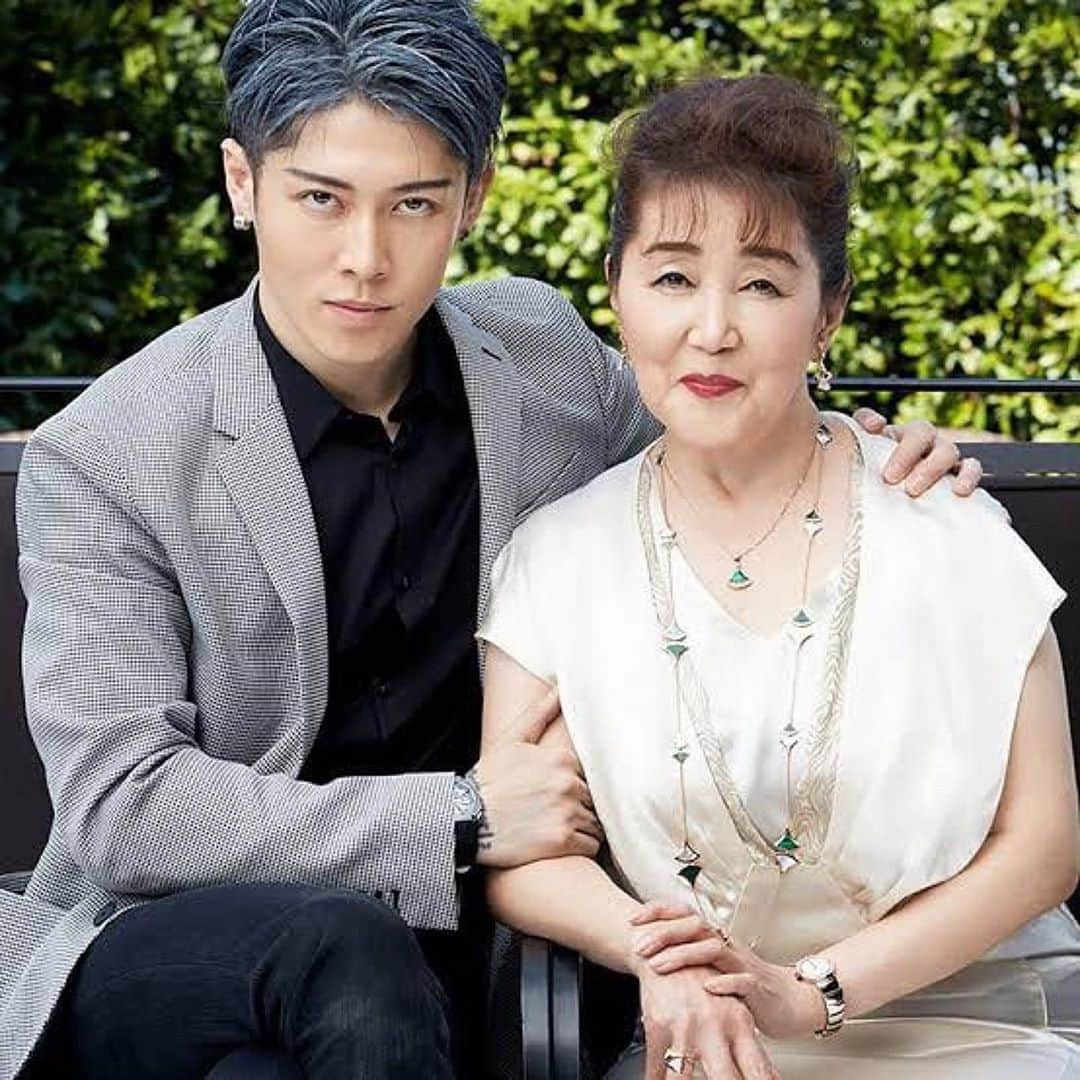 雅-MIYAVI-さんのインスタグラム写真 - (雅-MIYAVI-Instagram)「A pic with my mother for Bvlgari Aurora Award 2018. Again, thank you for giving me wings to fly. ブルガリアワードにて、繰上さんに撮っていただいた写真です。オカン、改めて、自由を与えてくれてありがとう。 #Repost @miyavi_press ・・・ 💐Happy Mother’s Day💐 . 〜全世界のオカンに感謝〜  MIYAVIがオカンからもらったもの、「自由」。 . —『自分の欲しいものは自分で掴め。それを教えてくれた人』 . 母から与えられたことはまさに「自分の手に入れたいもの、自分の学びたいものは、自分でつかんでこそ、意味のあるもの」ということだと、強く思います。 17歳で家を飛び出して上京したとき、電話越しに、何も聞かず「体だけは気ぃつけや」と言ってくれた、その言葉に「ああ、飛び出していいんだ！」と後押しされましたし、その言葉のおかげで、今の自分の基礎がある。 . (記事内より一部抜粋) https://sp.elle.co.jp/fashion/bulgari/1803/voice/02.php @ellejapan #bulgari #bulgariavroraawards #inspiringwomen #アウローラアワード2018 . @miyavi_ishihara #MIYAVI #母の日 #MothersDay #HappyMothersDay #オカンに感謝 #自由 #freedom #gift #giftfrommom 💕🕊💕」5月10日 13時22分 - miyavi_ishihara