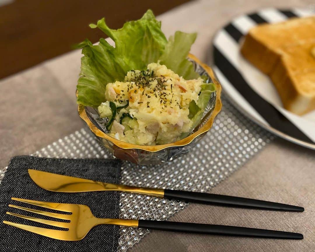 橋元優菜のインスタグラム：「＊ 母の日なので、私の母の味を紹介します🙋🏼 我が家のポテサラ🥗 ＊ ＊ 上京した時、母の味が恋しくなって1番最初に教えてもらった料理がこのポテトサラダ🥗 ＊  お母さんが作るポテトサラダには、玉ねぎが入っていなくて - 材料は じゃがいも きゅうり ハム たまご マヨネーズ 塩 と、いたってシンプル。  すごくシンプルなのに お店では同じ味を買えなくて それがまた恋しくなっちゃって... 自分でも作って食べれるようにと、教えてもらいました🍽 ＊ ＊ 玉ねぎが入ってないポテトサラダもお店だと結構少ないですよね🤭  私の友達も結構玉ねぎなし派の人が多かったので、 もしかしたら世代の味なのかなぁ... とか😁  今はなかなか会えないけど、寂しい時や疲れた時はお母さんの味を作って癒されてます。  お母さんいつもありがとう💐🌼 ＊ ＊ ＊ ＊ #ポテトサラダ #ポテサラ #japanesefood #salad #potatosalad #asianfood #cooking #日本食 #サラダ #ハニトー #ハニートースト #手作り料理 #母の日 #おふくろの味 #カトラリー #Francfranc #皿 #じゃがいもレシピ #じゃがいも料理 #ナイフ #フォーク #テーブルコーディネート #食器 #食パン #食パンアレンジ」