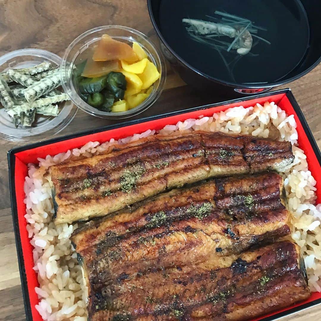 青山恭子さんのインスタグラム写真 - (青山恭子Instagram)「. 今日の昼ご飯。 . 旦那さまが母の日のプレゼントとしてうな重をデリバリーすると言うので、ちゃっかり便乗してご馳走になっちゃいました〜😋 . 自粛生活し始めて、初のテイクアウトご飯！ ホントに染みる美味しさで悶絶…大袈裟じゃなくて涙が滲んだよぉ😢 . またいつの日か、なるべく早いうちに、前みたいにみんなで集まって美味しいご飯食べたいなぁ〜と心から願うばかりっ！！！ . . . #母の日のプレゼント #ちゃっかり便乗 #自粛生活中 #初のテイクアウト #しかもうなぎ #最高すぎる #染みる美味しさ #悶絶 #ごちそうさまでした😋 #早くみんなで集まりたい #一緒に美味しいもの食べたいね #早い終息を願うばかり」5月10日 13時27分 - aokyon27