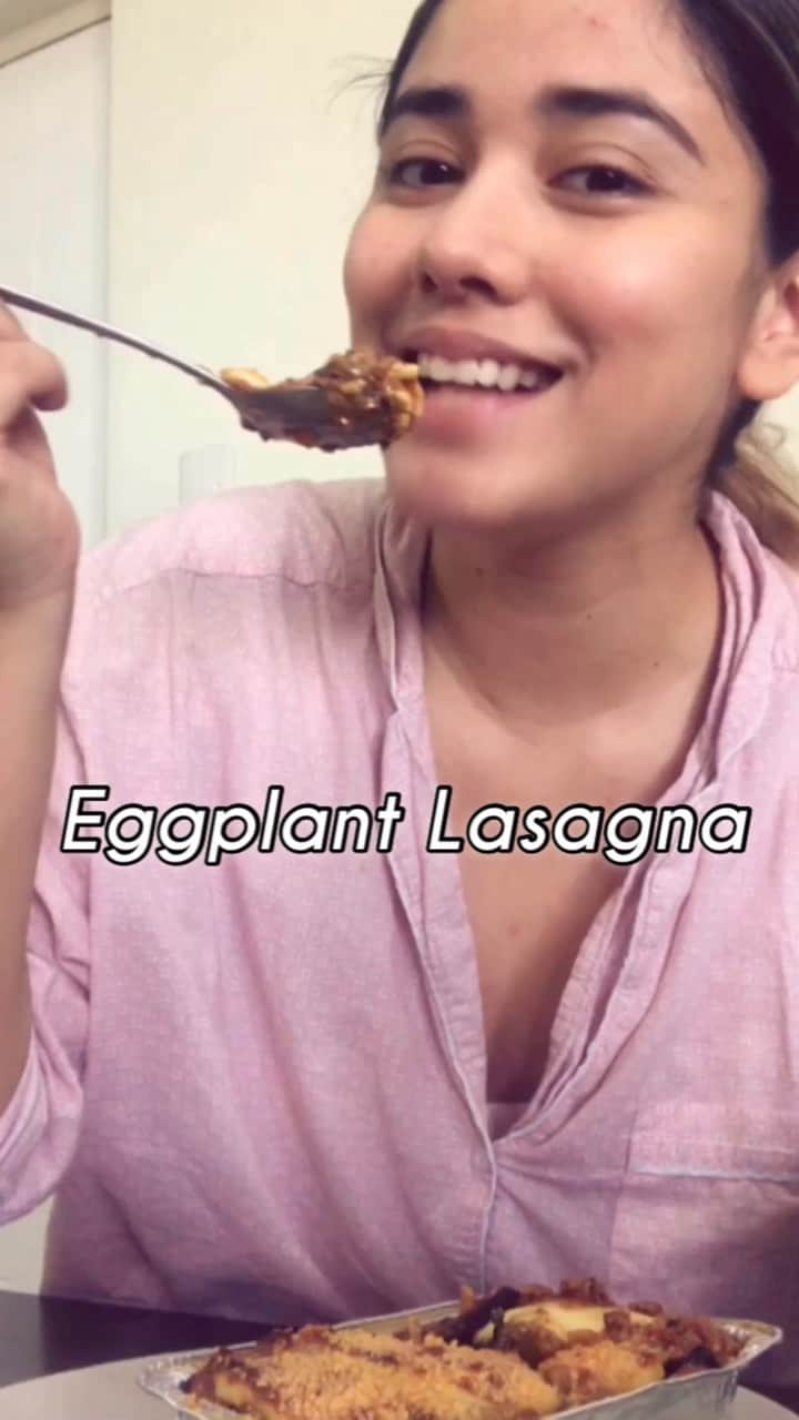 ローレン・ヤングのインスタグラム：「Happy Mother’s Day!!!!! 💖Yesterday I made eggplant lasagna for the first time 🙈 I used 2 eggplants, left over pizza toppings with some pasta sauce, all the cheese you could dream of and baked it in my toaster oven at 190c for 20 minutes. It was creamy, filling and the perfect comfort food for the weekend. So if you want to make your mom something special and easy today this is the recipe for you!! Hug your mom today and tell her how much you love her. Happy weekend! ❤️ Music: Solitude Musician: Rook1e」