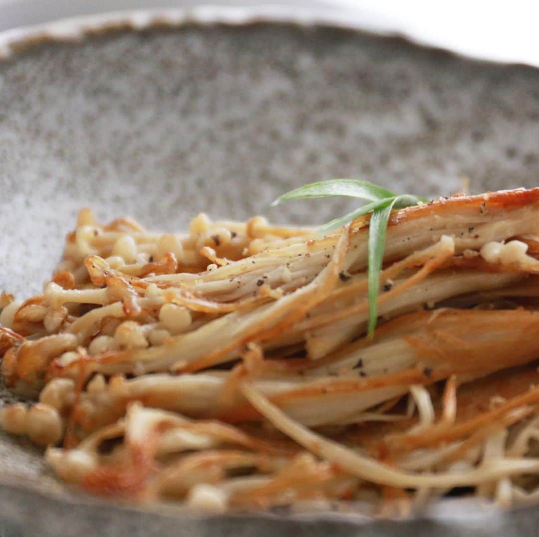 馬場裕之のインスタグラム：「えのきバター焼き🍄 YouTube【馬場ごはん】 簡単レシピを色々紹介してます✨ ▷ @hiro88 こちらもぜひ覗いてみて下さい🤗 ーーーーーーーーーーーーーーーー 『材料』 えのき1袋 バター10g 塩胡椒 ①えのきは石づきの部分を切り手でほぐして使いやすいように平らに並べて冷凍する。ほぐさないと使う時に使いづらいです。（冷凍する事で風味や旨味がアップします）安い時に大量に買ってやっておくと便利です。1カ月くらい保ちます。 ②冷凍したえのきをフライパンに並べて塩を振りバターをえのきの上に乗せ中火で3分加熱します。（解凍しないでそのままで大丈夫です） バターが少し溶けてきたら移動させてあげましょう。 ③焼き目がついたら裏返して弱火で焼き目がついたら胡椒をふって完成です。 塩をしないで仕上げに醤油と黒胡椒もいいですね。 軸の部分はオリーブオイルと塩胡椒で焼いても美味しいですよ。 #おうち時間  #おうちごはん  #吉本自宅劇場 #馬場ごはん」