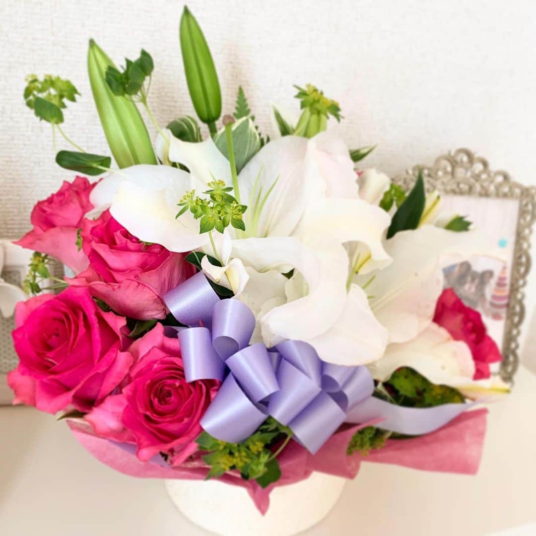 小出由華のインスタグラム：「今朝家のチャイムがなり出てみると、お花が届きました💐✨子供達からだって🌸 ありがとう😌🙏✨ 思いがけぬサプライズ嬉しかったです。 ・ ・ #母の日#サプライズ#mothersday#thankyou #flowers #morsdag#blomster #tak」