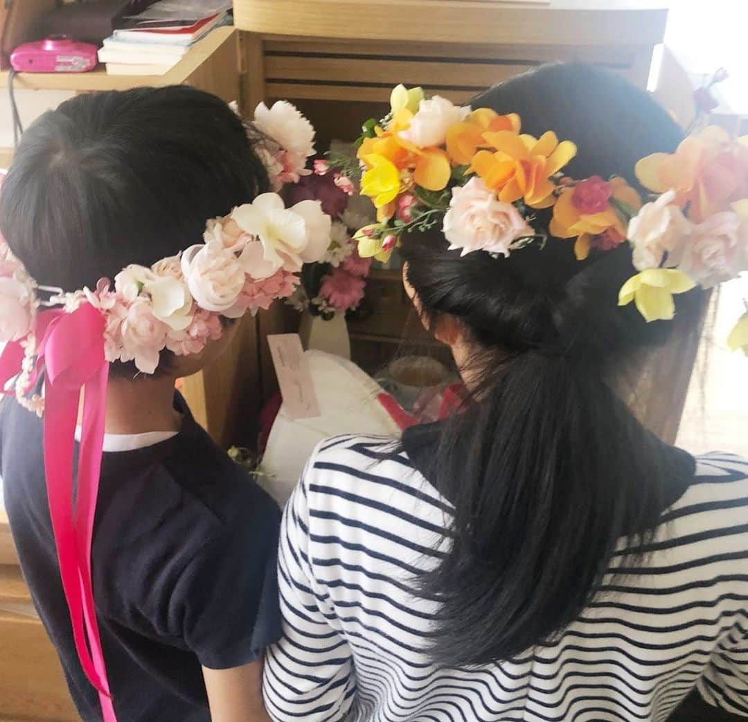 市川海老蔵 （11代目）さんのインスタグラム写真 - (市川海老蔵 （11代目）Instagram)「I do not know if delivering a flower on Mother’s Day is something that is non-essential or not urgent,  but I felt I would like to express my feelings,  I’m a boy in those generations? that is too embarrassed to say Thank You after all these years, but I am thankful of my mother giving birth to me. And I am also thankful of the current health.  And, the two kids were telling their mom too, Thank you always Thank you always for looking after us... * 母の日に 花を届ける事は 不要不急かは わかりませんが  やっぱり 気持ちは伝えたい、  今更ありがとうとか恥ずかしくて 言えない世代？の男子ですが、 産んでくれた事に感謝です。 そして 今元気な事に感謝です。  そして、二人もママに いつもありがとう いつも見守ってくれて ありがとう と、、 伝えていました。  #市川海老蔵 #海老蔵 #成田屋 #歌舞伎 #ABKAI #ABMORI #ebizoichikawa #ebizo #kabuki #thunderparty #theater #theaterarts #actor #japan #classic」5月10日 13時47分 - ebizoichikawa.ebizoichikawa