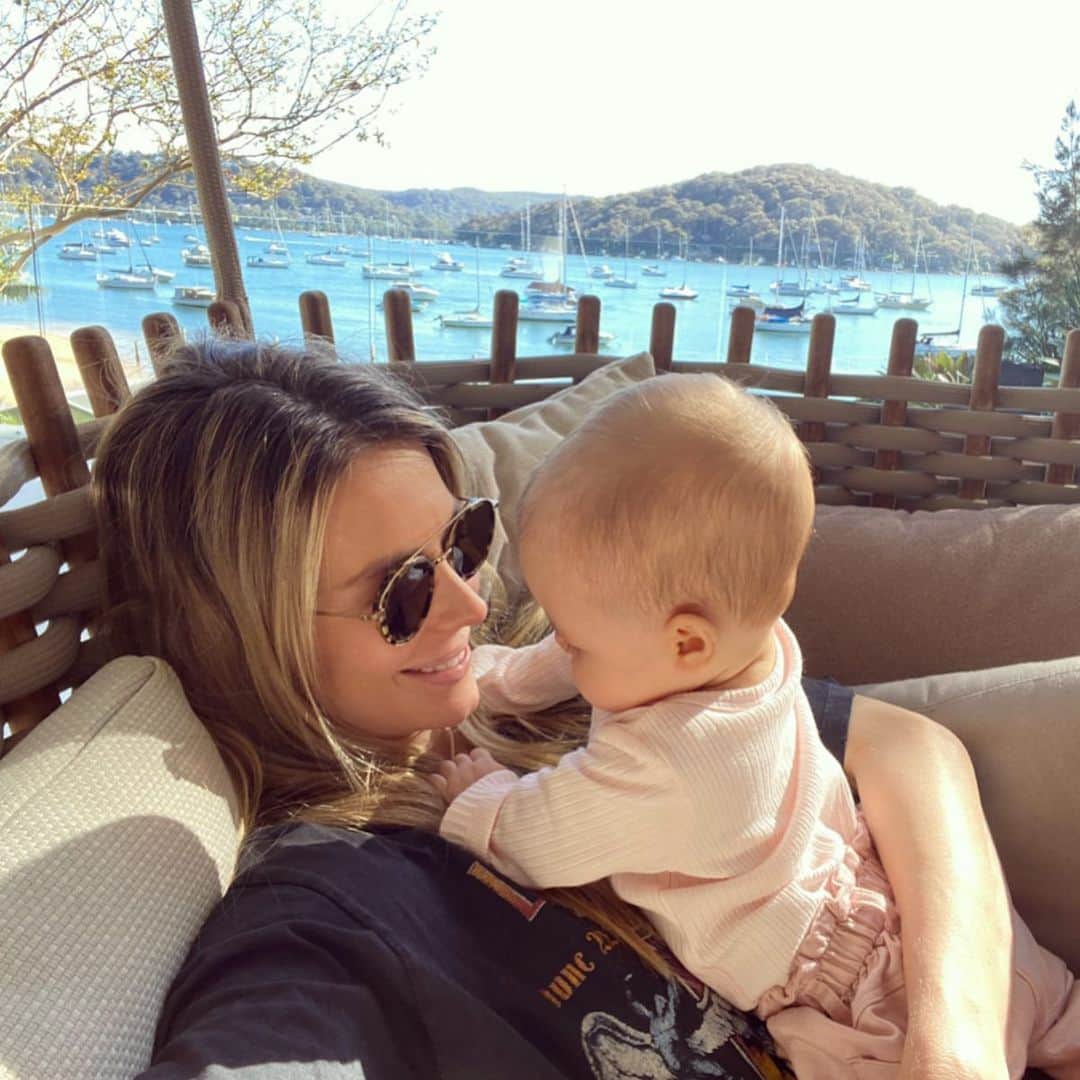 ジェニファー・ホーキンスのインスタグラム：「Love being your mummy Frankie girl!! Special day!! 🥰 Last night was ‘special’ too, she wanted to be up partying with me at 3am! Sums up motherhood- imperfectly perfect!! Happy Mother’s Day to my beautiful mum and all you wonderful mummas out there.. and looking down on us. x • @jbronze__」