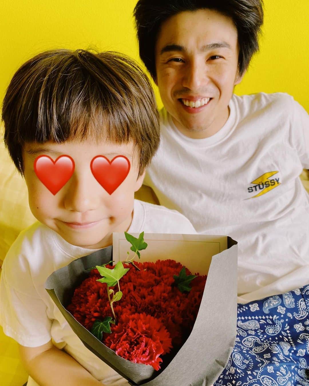 仲里依紗のインスタグラム：「ウチのmen'sチームからサプライズ母の日🥰🌹❣️❣️❣️ お手紙まで嬉しい😂😂😂🙏🏻✨ ずっと今おウチで一緒だけど こっそり用意してくれていたみたい🤣💕ありがとう❤️これからも母頑張ります☺️ #母の日 #mothersday」