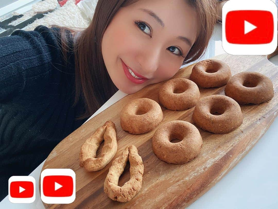 中村江莉香さんのインスタグラム写真 - (中村江莉香Instagram)「#erica_cook 😉🍩 インスタライブありがとうございました💗最近多いのですがアーカイブが残せなかった😂(泣ける😂) 本日!!! @forget_m_n  新作発売開始です❤️18:00- よろしくお願い申し上げます🕺 お楽しみに〜🍉🍉🍉 ・ #オールドファッション風 ドーナツ　ちゃんは#YouTube撮影 しました❤️#揚げないドーナツ #ココナッツオイルで簡単 📸🤳 #スワイプ ☝️ #YouTubeライブ #ギュウギュウ焼き #生配信 💛💛 またやります〜😉💞🌸 ・ お肉は... @kome_erica_official 🐮 お肉ちゃん#米沢牛 お取り寄せ🥩 #食べることが好きな人と繋がりたい #いただきます #ごちそうさま #stayhome #お家時間 #お菓子作り #焼きドーナツ #オールドファッションドーナツ #ドーナツ大好き #お気に入りのマグ #大切な人とお揃い #マグカップ #えりファミ #お菓子作り #趣味時間 #クッキング #中村江莉香ちゃんねる #オンラインサロン運営 #youtuber好きな人と繋がりたい #youtube撮影風景 #おからドーナツ」5月10日 13時54分 - erica_nakamura