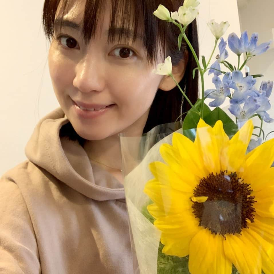 飯田圭織さんのインスタグラム写真 - (飯田圭織Instagram)「息子、娘からお花を貰いました🌸 母の日のプレゼント🎁 静かだなと思ったら内緒でパパと買ってきてくれたみたい😊✨ とても嬉しい😂😂😂 ありがとう❤️ #母の日  #母の日プレゼント  #花  #明るい色のお花  #嬉しいプレゼント  #息子娘ありがとう」5月10日 13時58分 - iidakaori.official