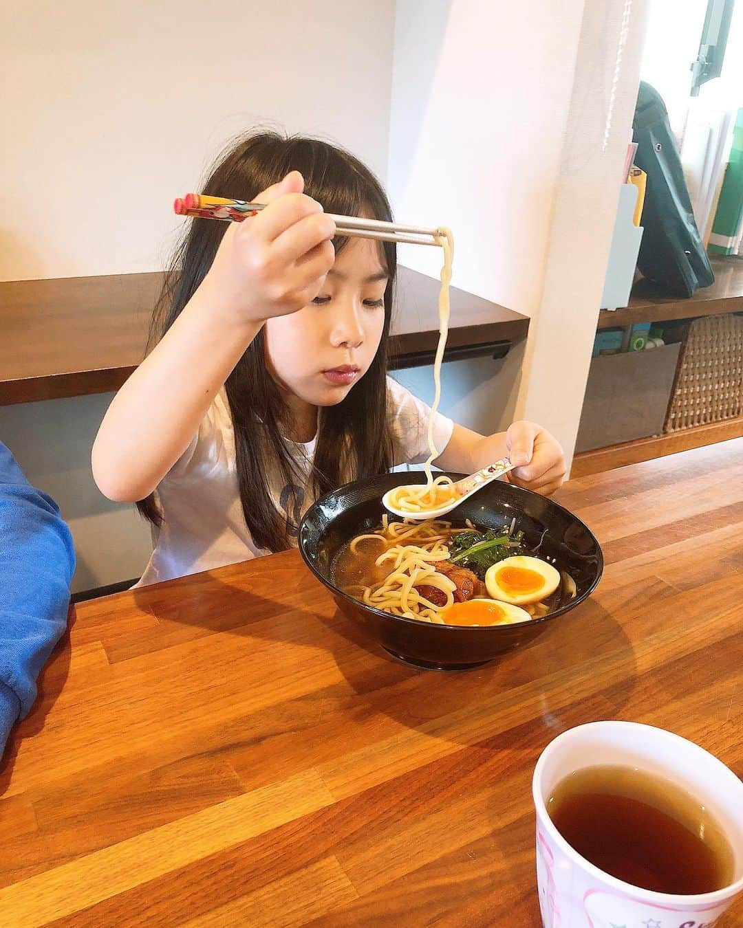 みきママさんのインスタグラム写真 - (みきママInstagram)「【ランチは角煮風豚こまラーメンです！！】 ﻿ ﻿ ﻿ 角煮が食べたいけど1時間煮込んでる時間がない！！そんな時は豚こまをギュと握って角煮の味付けをします。レシピは100たのに載っています！！﻿ ﻿ ﻿ ﻿ ﻿ ﻿ ﻿ ﻿ ﻿ 角煮ラーメンができた〜！！﻿ ﻿ ﻿ ﻿ ﻿ ﻿ ﻿ ﻿ ﻿ すると、みんな「杏ちゃん、左手出す！ひじつかない！ラーメンはレンゲに入れて冷まして食べなさい！」みんなで教えます。﻿ ﻿ ﻿ ﻿ ﻿ ﻿ ﻿ ﻿ ﻿ すると、杏ちゃん「分かってる！！」﻿ ﻿ ﻿ ﻿ ﻿ ﻿ ﻿ ﻿ ﻿ みんな100億回教えてるんだけどね、杏ちゃんは覚えられません。﻿ ﻿ ﻿ ﻿ #みきママ #角煮 #醤油ラーメン #100たの」5月10日 14時07分 - mikimama_official