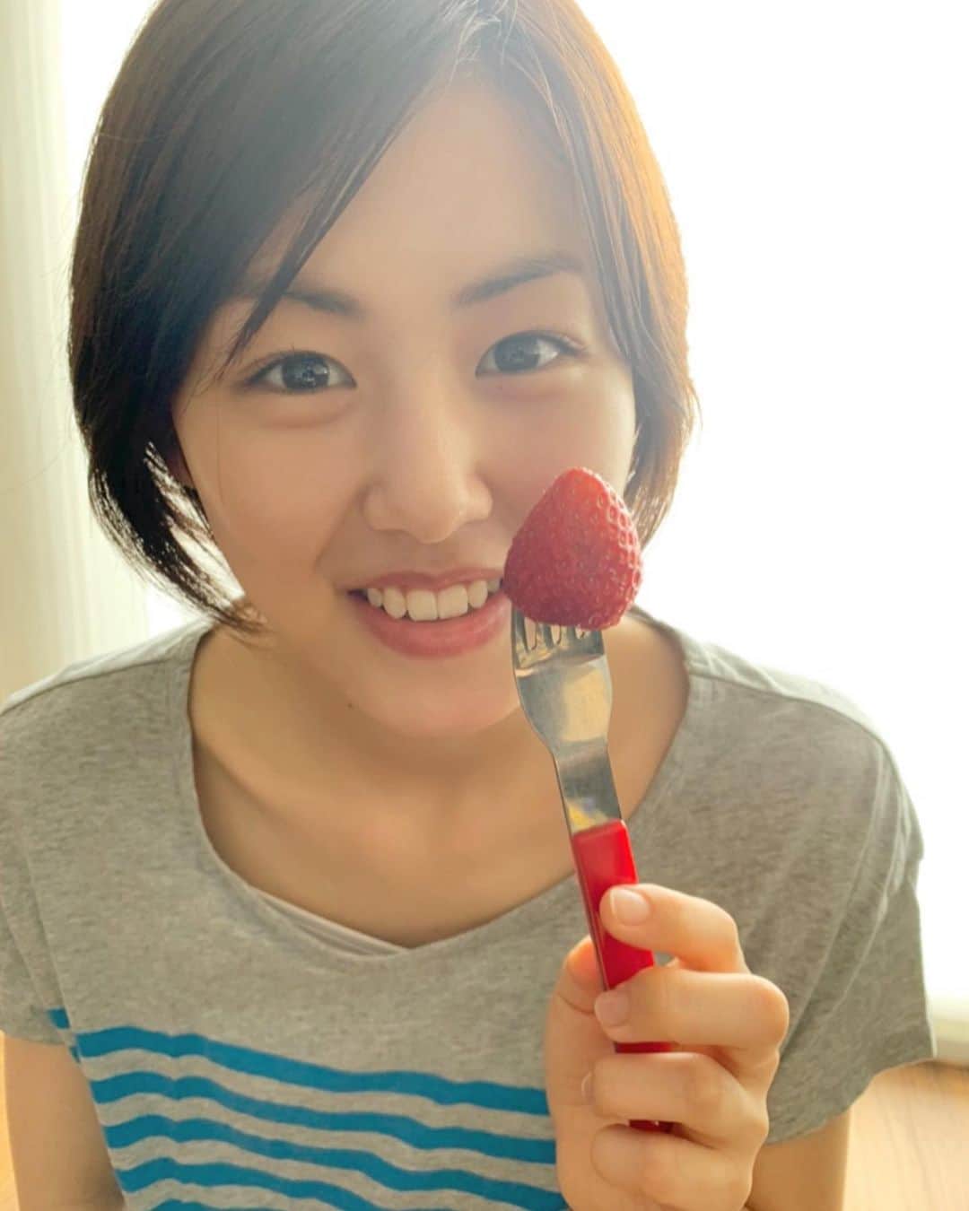 のインスタグラム：「. #いちご#イチゴ#苺#🍓#ひかりもれ#ピンぼけガール#☺️👍」