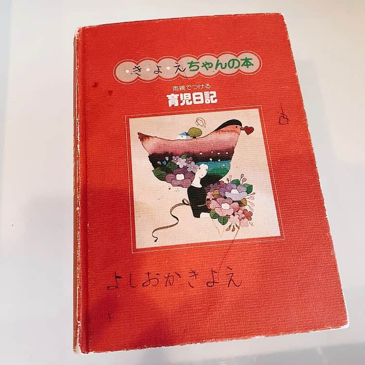 吉岡聖恵さんのインスタグラム写真 - (吉岡聖恵Instagram)「最近、母が書いてくれていた育児日記を読んでいる🤱🌼 すごく細かく成長が書いてある。 歌のことも書いてある。 お母さん、いつもありがとう💐‼️ #母の日 #母の大好きなうにを少し送った #育児日記」5月10日 14時10分 - kiyoe_yoshioka_official