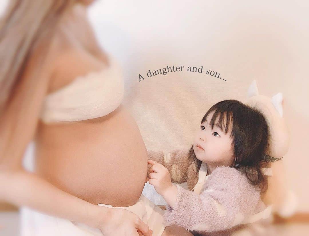 さっぴちゃんのインスタグラム：「... ... 𝐦𝐚𝐭𝐞𝐫𝐧𝐢𝐭𝐲 𝐩𝐡𝐨𝐭𝐨👶🏼🎀 ... ... . . これは先月あかりが寝てる間にマタニティフォト 撮ってたら、起きて柴犬付けて〜🐕と 持ってきたので🙌付けてあげてついでに ささっと一緒に撮った1枚﹏﹏(ˊᵕˋ⑅)🎀 . 昔は付けたがらなくて泣いてたのに、最近になって なんだか背負いたがる🐕(笑) . 毎日、●●く〜ん👶🏼🖤と言いながら 笑顔でお腹をなでなでしてくれる🥺♡♡ . おむつ変える時におむつとかお尻拭きを ど〜うぞ🙌って持ってきてくれたり、 ↑ただし実際変えてる時は暴れたがる(笑) ご飯の後はテーブルを拭いてくれたり😳 . お手伝いしたがる場面が増えて、あかりなりに お姉ちゃんになる準備をしてるのかな🤔？？？ . 息子はこんな優しいお姉ちゃんの元に 産まれて来られるなんて幸せだなぁ👶🏼♡♡♡ . . ………………………………(♡)……………………………… .」