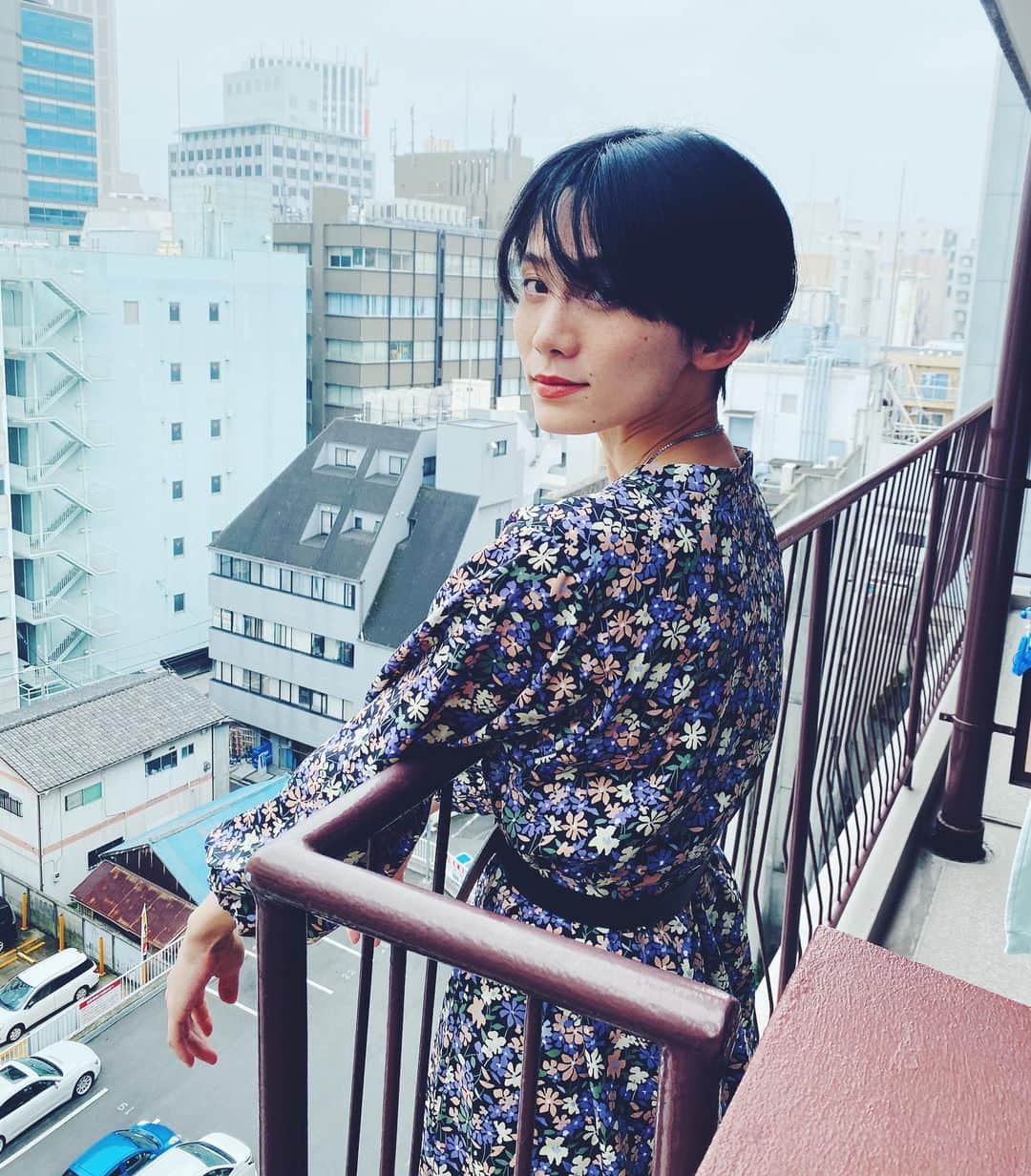 平山奈美のインスタグラム：「ワンピース1枚で気持ち良い季節になったね🌷 .  #stayhome #ステイホーム #お家時間 #おうち時間 #ワンピース #ワンピ #春コーデ #ママ #ママコーデ #男の子ママ #休日コーデ #ショートカット」