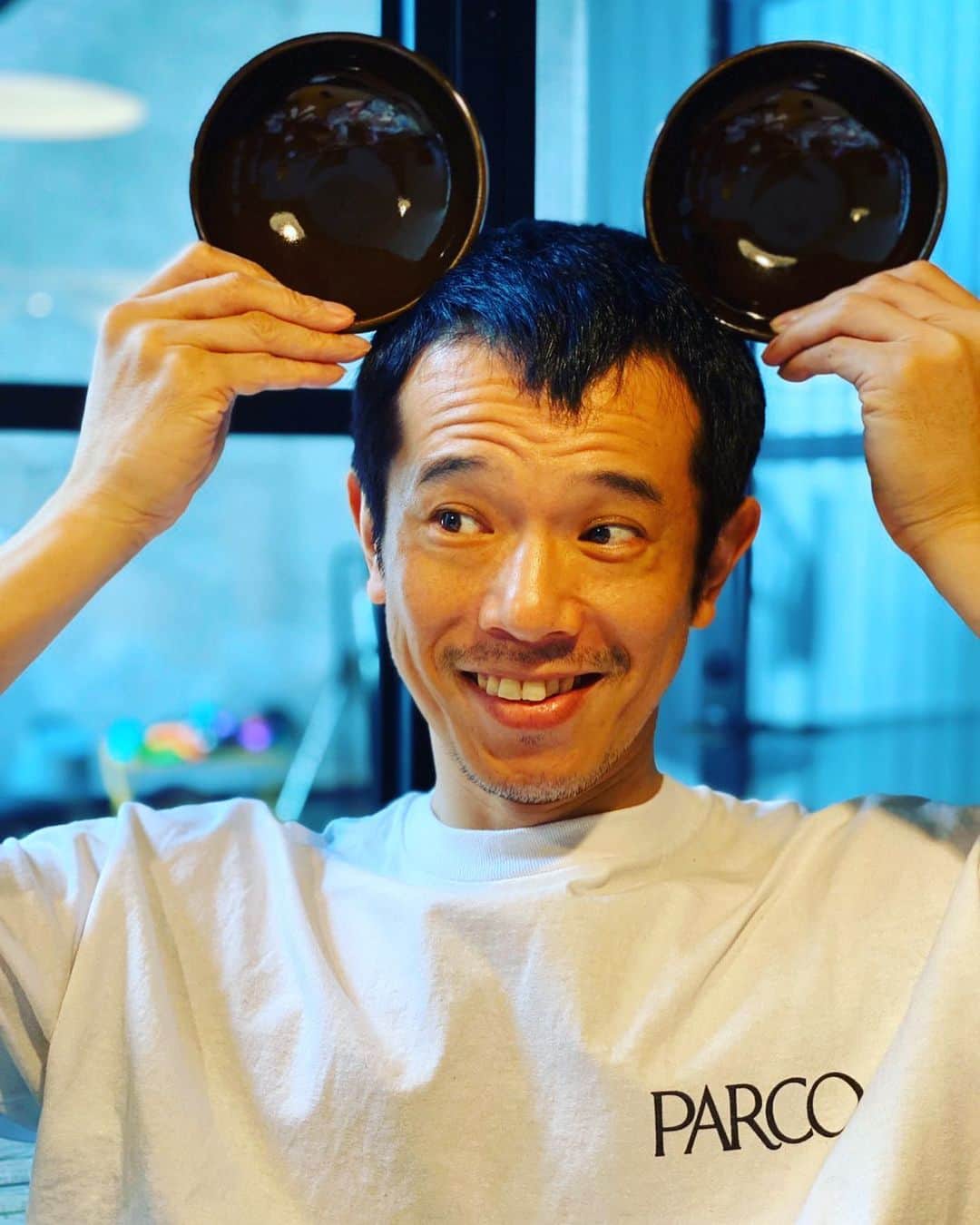 庄司智春さんのインスタグラム写真 - (庄司智春Instagram)「ミキティに前髪がミッキーマウスみたいだとイジられ、お皿を持たされて家族全員に笑われました。 #ミッキーマウス」5月10日 14時17分 - tomoharushoji