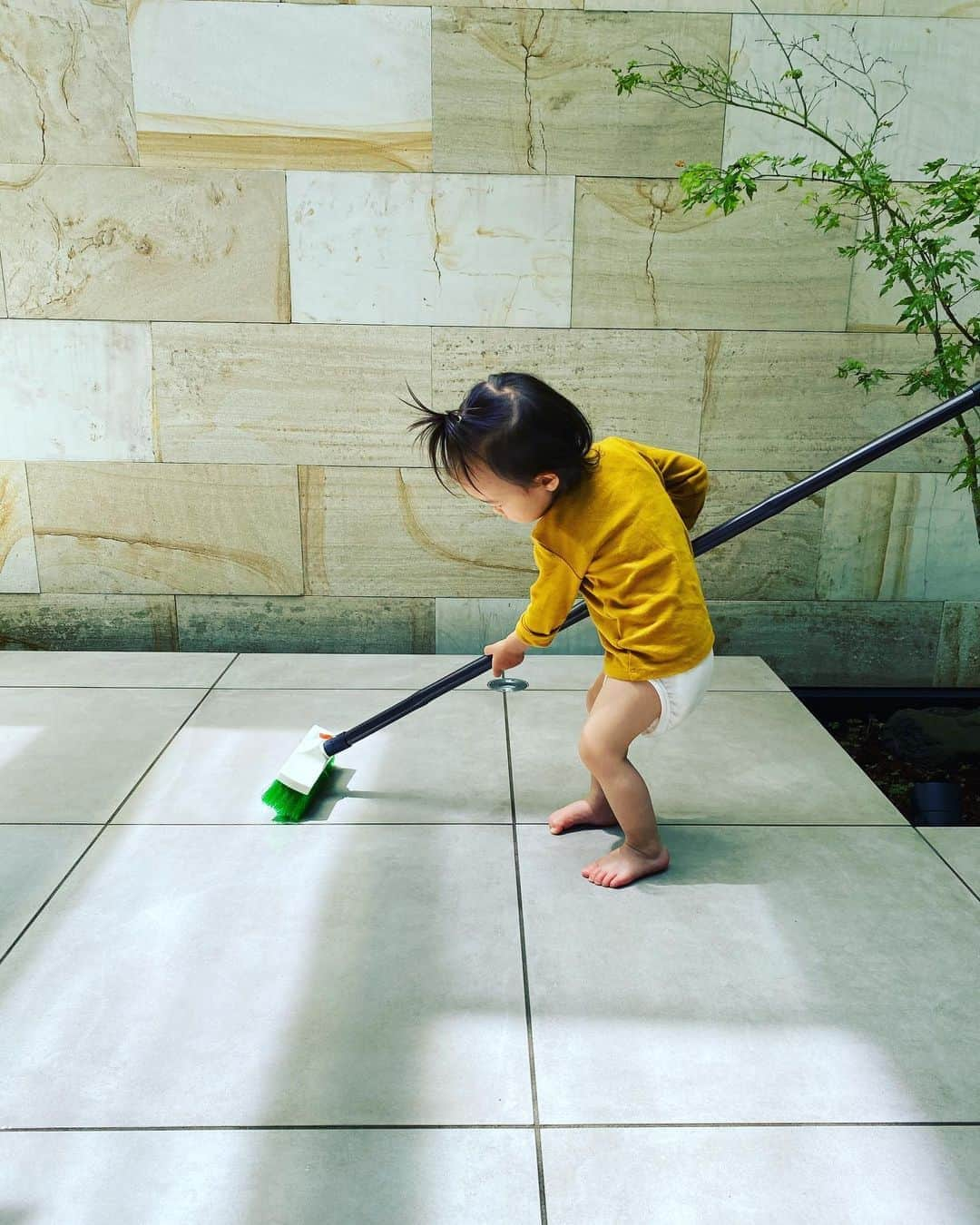 浅見れいなさんのインスタグラム写真 - (浅見れいなInstagram)「掃除という名の水遊び、、、 このあとビショビショっす😫」5月10日 14時27分 - reina_asami