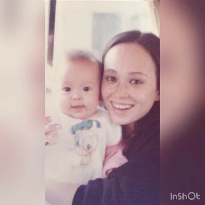 Soweluのインスタグラム：「Happy Mother's day💐💓 ・ このビデオを作りながらマミの今まで歩んできた道のりと、どんなに苦しい時でも私と弟にどれだけ愛情を注いでくれてたか思い出して 涙が止まらんくなってた😢 あなたは怒るとマジで世界一恐いけどw 本当は世界一優しい こんなに想いやり溢れる心優しいあなたを 私は一人の母として、一人の女性として、一人の人として心の底から尊敬しています🍀 そしてそんなあなたの娘に産まれこれた私は世界一幸せ者です✨  いつもどんな時でも 私と弟を大切に 育ててくれて 時に厳しく時に優しくたくさんの愛で私たちを包み込んでくれて 本当にありがとう🙏💓 ・ こんなに泣けてくる母の日は初めて それくらいこうゆう状況になって会いたくても会えなくて、、だからこそ今まで以上に母の偉大さに気づかされています。  世界中で頑張っている全てのお母さんに心からの敬意と感謝を贈ります🙏💓😌 ・ ・ While I was making this video, I couldn’t stop shedding my tears as I realized the path you’d gone through and how much love you’d given to me & my brother regardless of the hard times.﻿ Although you’re the scariest person when you’re angry, you’re the sweetest person I know in the world.﻿ You’re such a thoughtful and kind person and I respect you from the bottom of my heart as a mother, as a woman, and as a human being.﻿ And I’m the happiest person in the world for being born as your daughter.﻿ ﻿At times strictly, at times affectionately, thank you so much for raising me & my brother and embracing us with lots of love.﻿ I’ve never had such mother day that made me cry like this before. No matter how I much I wanted, it’s impossible for me to go see you in this difficult times.﻿ But because of that, now I’m realizing the greatness of you as a mother more than ever😌Love you mom!!! ・ I would like to send my full-heart respect & gratitude to all mothers, who are doing their best in this world‼︎🙏💓 ・ ・ #happymothersday  #allthemoms  #thankful  #withallmyheart」