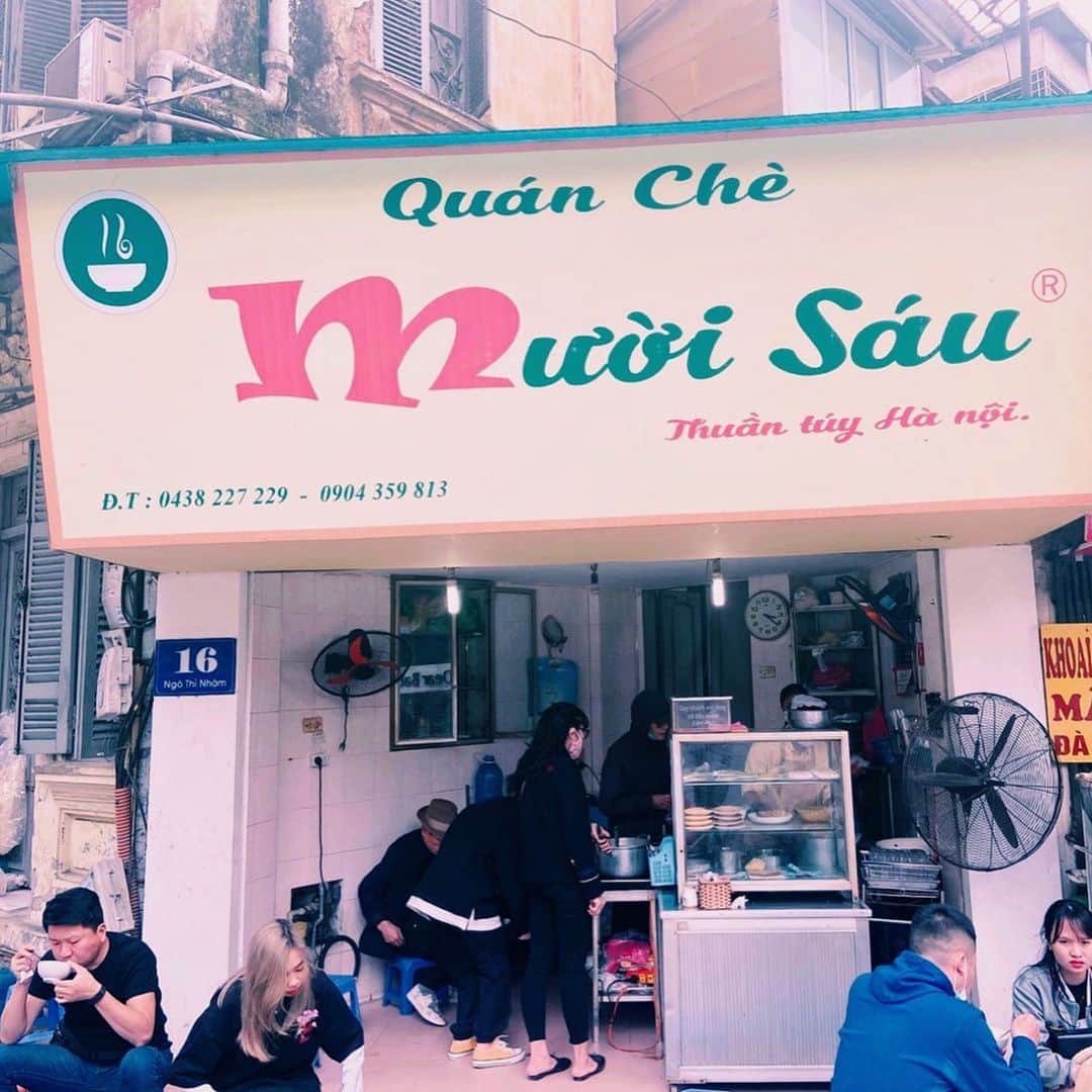 旅ぷらAPTトラベル ハノイ支店さんのインスタグラム写真 - (旅ぷらAPTトラベル ハノイ支店Instagram)「・ 【老舗のローカルチェー屋さん "Muoi sau"】 ・ ハイバーチュンエリアにあるチェー屋さん『Muoi sau』は、ハノイっ子に大人気のローカル老舗店です😋🇻🇳 ・ 大人気メニュー「バインチャイ(Banh chay)」は まんまる自慢の自家製お餅がもっちもちでとっても美味しい！😍 さらに、お餅にかかったゴマや優しい生姜の風味のシロップがアクセントとなり大人も子供も大好きな味です☺️ ・ うむ、老舗大人気店なのも納得。 ・ 優しいおじいちゃん店主が切り盛りしていて、いつもお客さんがいっぱいですが、行く価値ありのおすすめローカル店です！💕 ・ また、Muoi sauから徒歩3分ほどの距離に ハノイの有名フォー屋さん「pho thin(フォーティン)」 があるので、セットで訪れるのもおすすめです🌟 ・ ぜひあなたも老舗ローカル店のベトナムスイーツを味わってみてください🥰 ・ ・ 【Muoi sau(ムオイ サウ)】 📍16 Ngô Thì Nhậm, Hai Bà Trưng 🕑7:00~18:00 ・ ・ #ハノイ#ローカルフード #チェー#muoisau#che#女子旅#ベトナム旅行 #ハノイ旧市街#ハノイ旅行#ベトナムスイーツ#che#ハノイ観光#ベトナム料理 #ハノイ在住#旅行好きな人と繋がりたい #vietnam#hanoi#stayway女子旅#マイトリ#tabimuse#旅写真#ハヤリタビ#旅スタグラム#ハノイ情報#ハノイ生活#ベトナム#旅#海外旅行 #tnkjapan#genic_travel」5月10日 14時23分 - tnk_hanoi