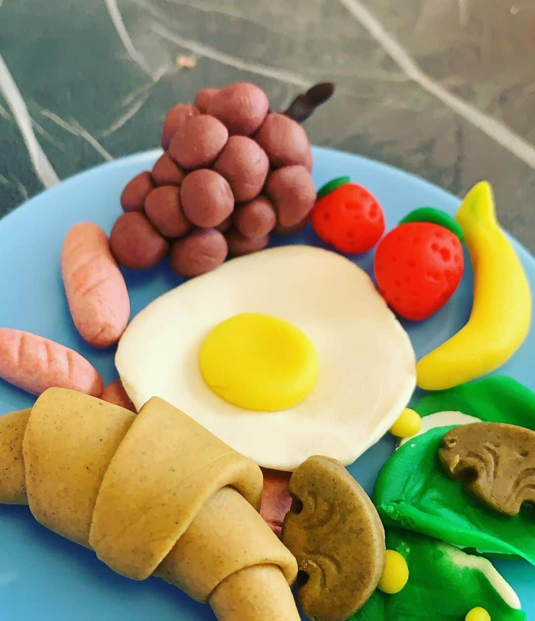 小堀ケネスさんのインスタグラム写真 - (小堀ケネスInstagram)「Play Dough time! So therapeutic.  家族でねんど遊び！🤣 いがいとハマってます。  #notdrunk #littledean #mommy #familytime #playdough #鬼ママ　#ディーン君#ねんど遊び  @mariakamiyama」5月10日 14時26分 - kenkob0903